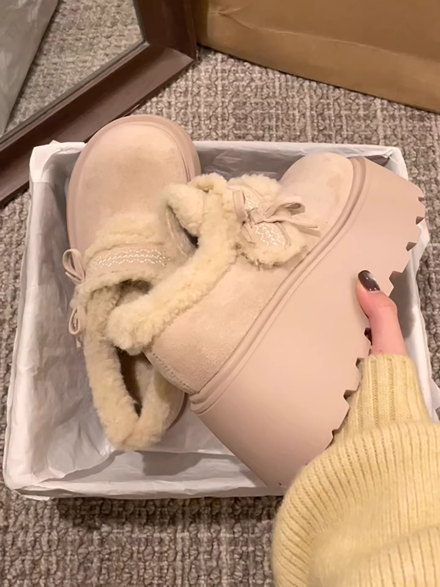 Giày bông tuyết đế dày lót lông màu nâu dành cho nữ, kiểu mới mùa đông 2025, đi ngoài trời, ấm áp, tăng chiều cao, giày Birkenstock lông xù.