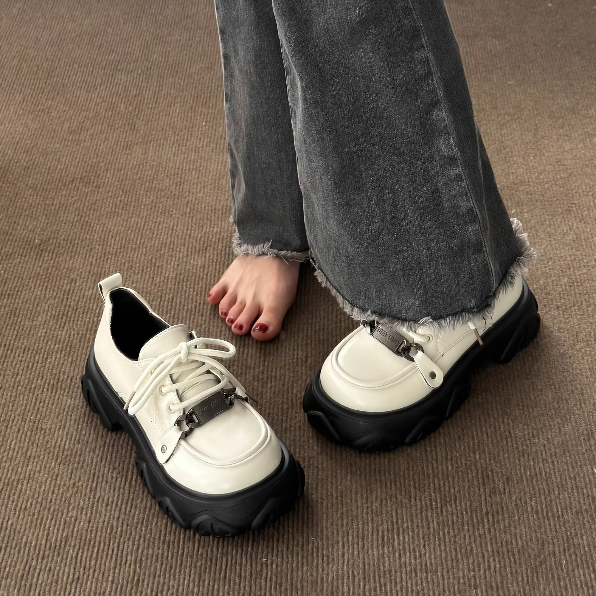 Giày da nữ kiểu Anh cổ điển mũi tròn, mùa thu 2025, kiểu dáng đa năng, màu đen, đế dày, gót vuông, kiểu Mary Jane