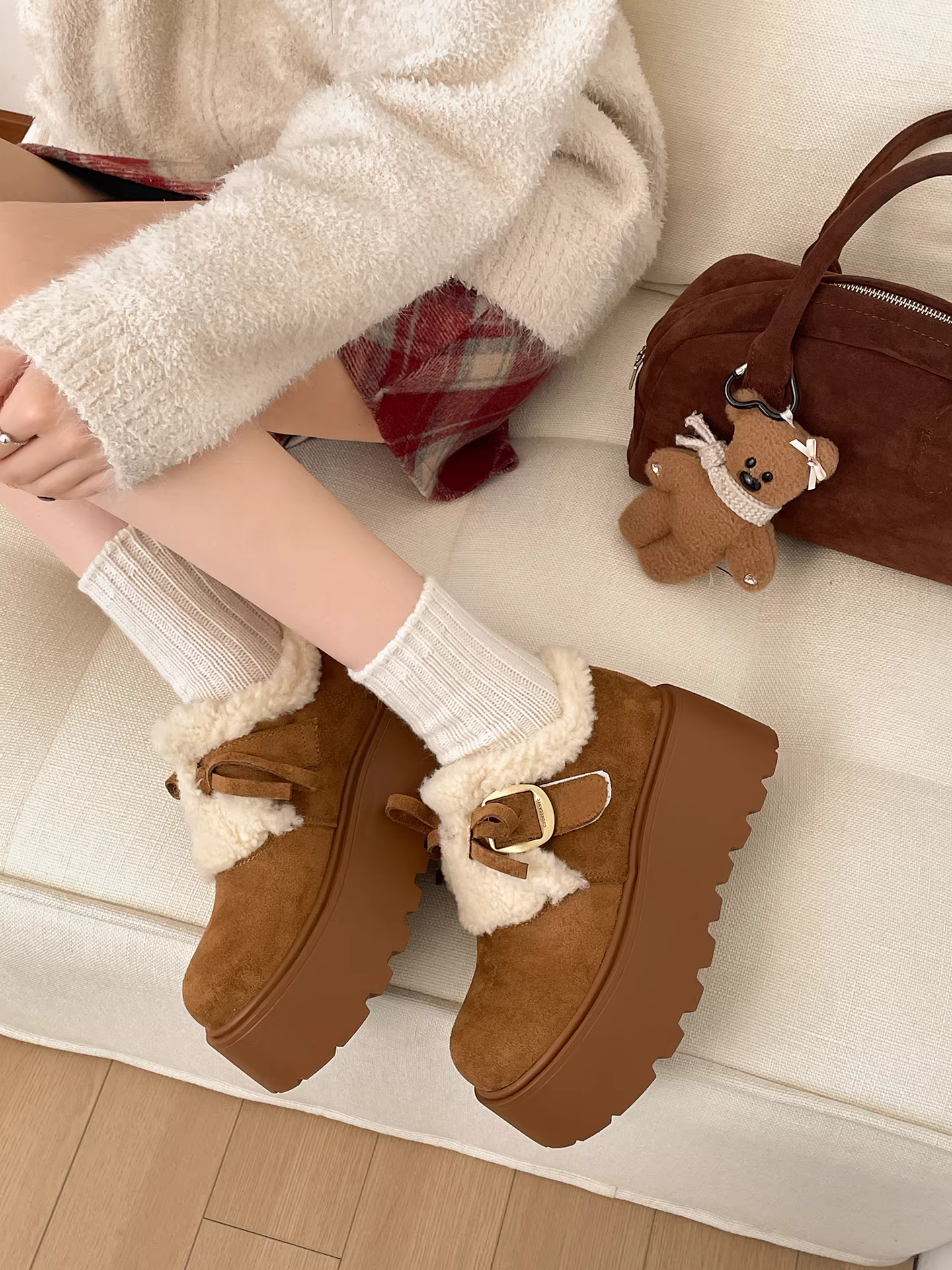 Giày Birkenstock lông nhung trắng cổ điển dành cho nữ, mùa đông 2025, đế dày, ấm áp, đa năng, chất liệu cotton chống tuyết.