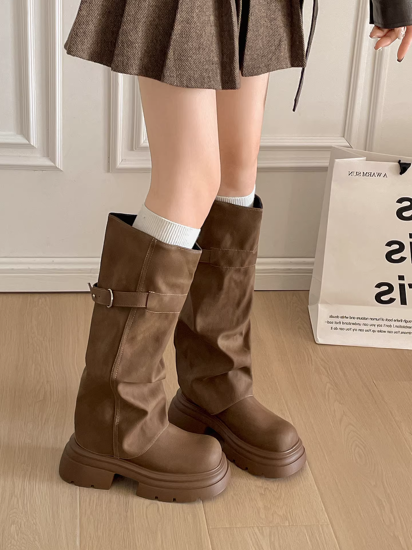 Giày bốt đế xuồng cao cổ lót lông ấm áp kiểu retro nữ 2025 mới mùa đông đa năng tăng chiều cao tôn dáng