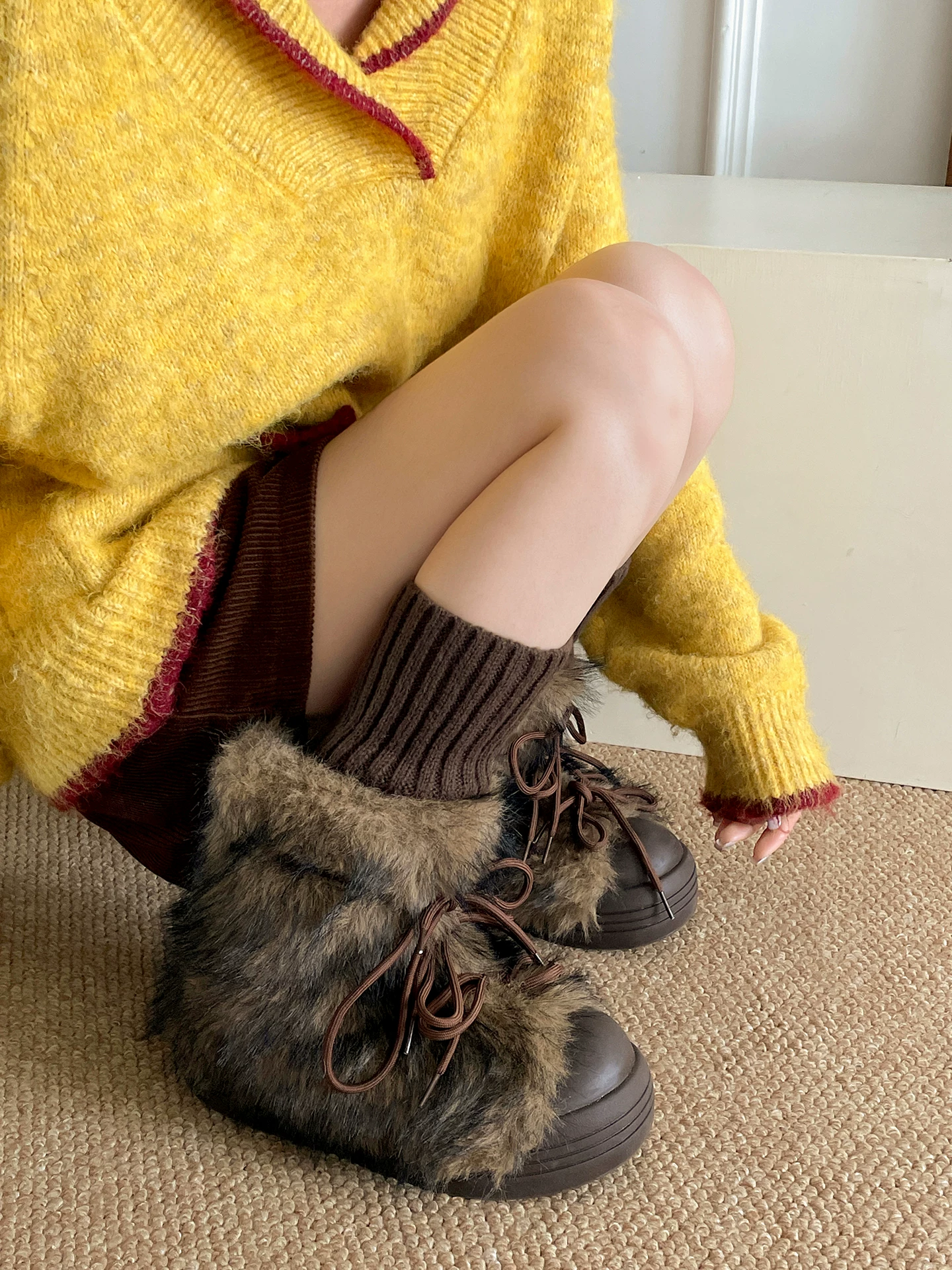 Giày bốt tuyết đế dày lót lông cừu đen dành cho nữ, mẫu mới mùa đông 2025, giữ ấm, chống trơn trượt, lót bông mềm mại.