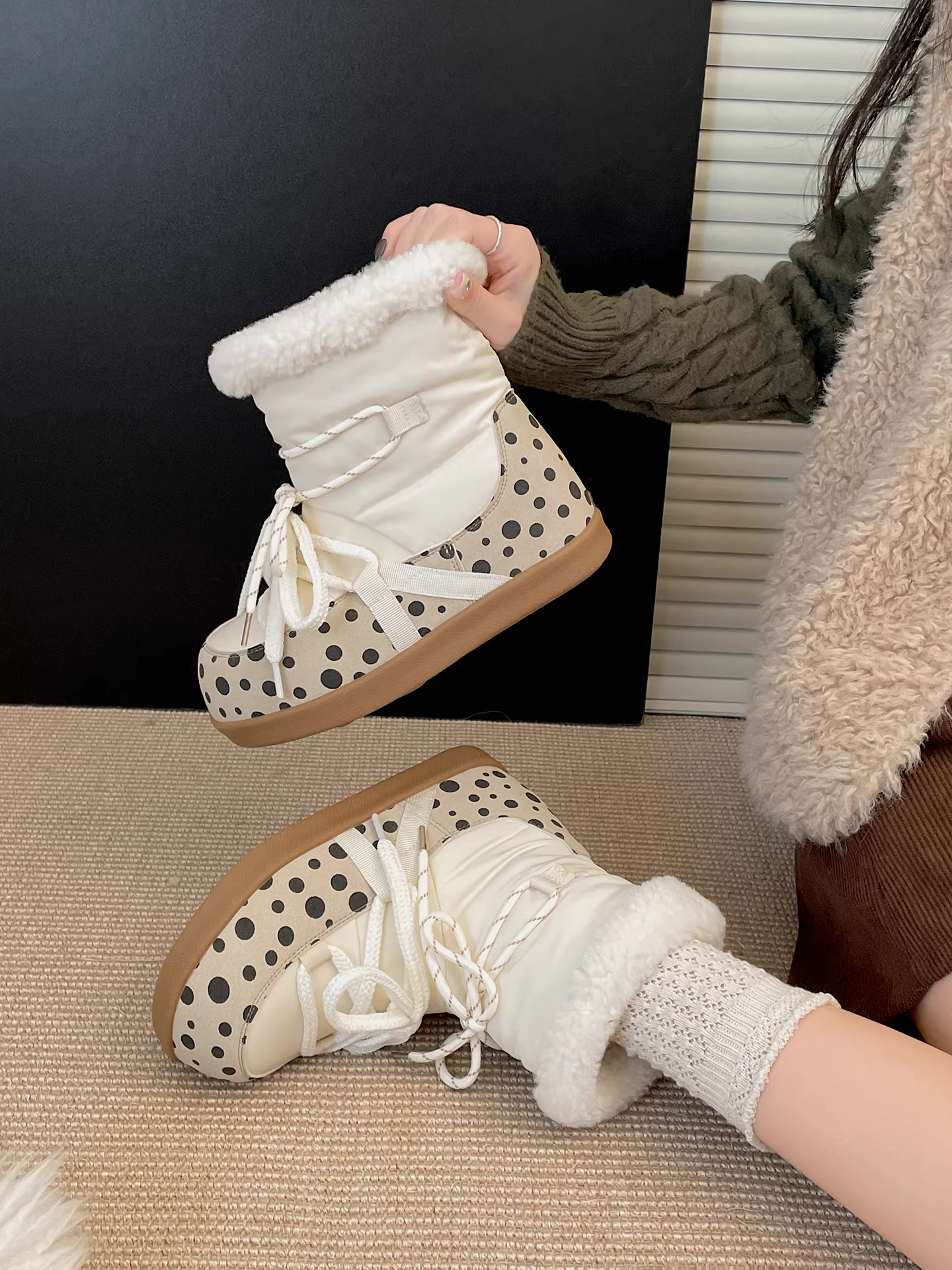 Giày bốt tuyết nữ lót lông cừu ấm áp đế dày, mẫu mới mùa đông 2025, tăng chiều cao, đi ngoài trời, chống trơn trượt, chất liệu bông lông mềm mại