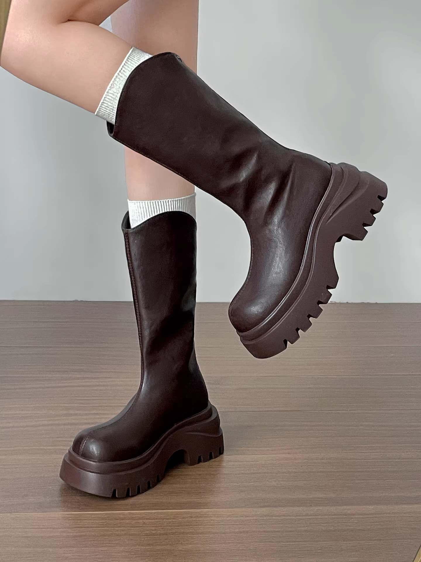 Giày bốt nữ đế dày phong cách Anh cổ điển màu đen, kiểu bốt đến giữa bắp chân, kiểu thu đông 2025 mới, giày bốt đa năng phối chân váy