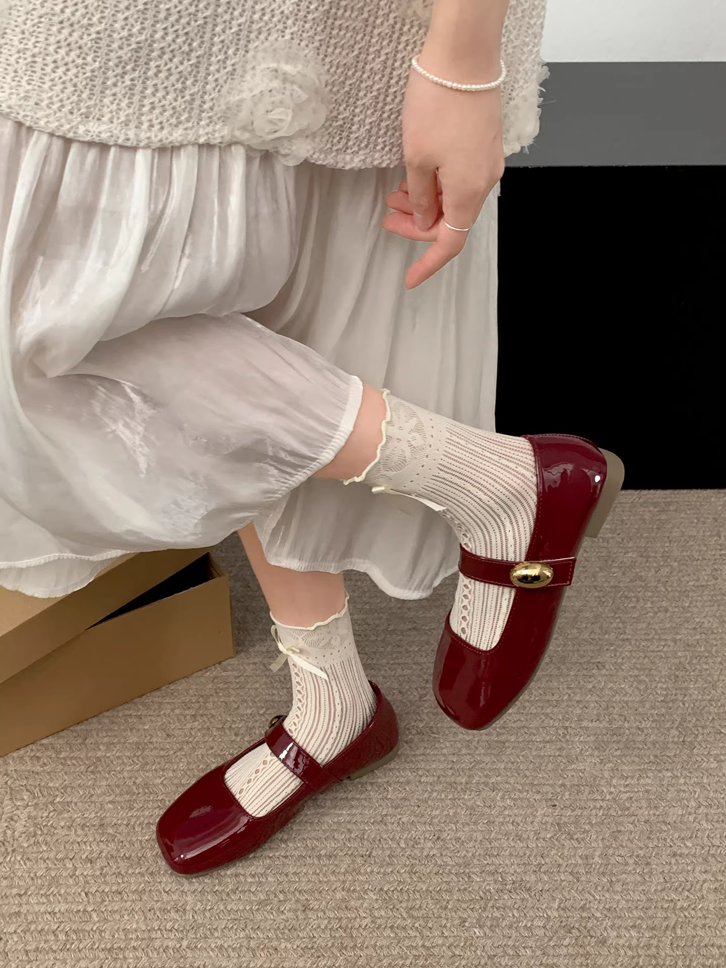 Giày nữ kiểu Pháp màu đỏ cổ điển, mũi vuông, gót thấp, mùa thu 2025 mẫu mới, giày Mary Jane đa năng phối chân váy.