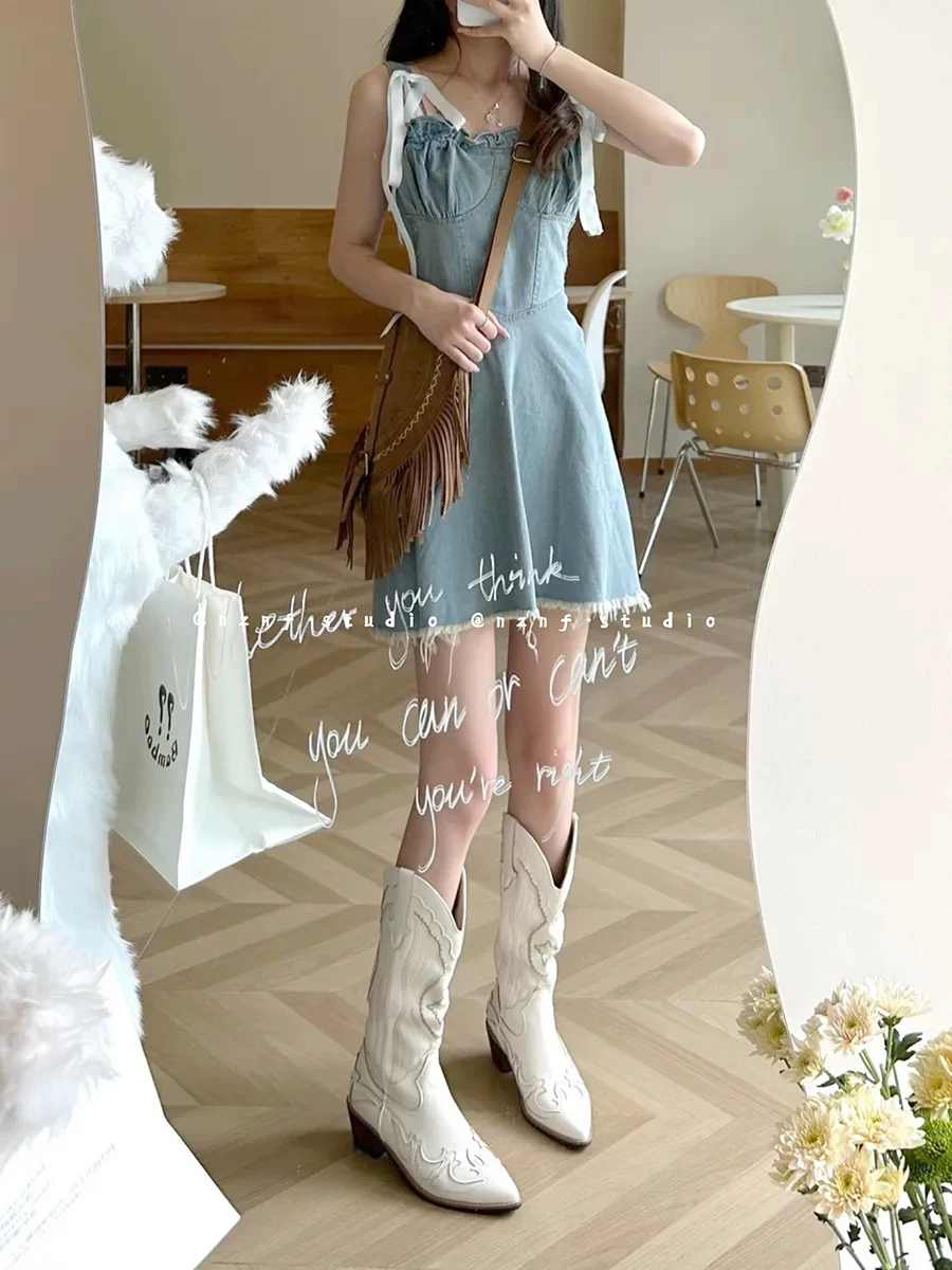 Giày bốt dài đa năng dành cho phụ nữ nhỏ nhắn ở miền Nam, mẫu mới mùa thu đông 2025, kiểu mũi nhọn màu trắng, phong cách cao bồi miền Tây.