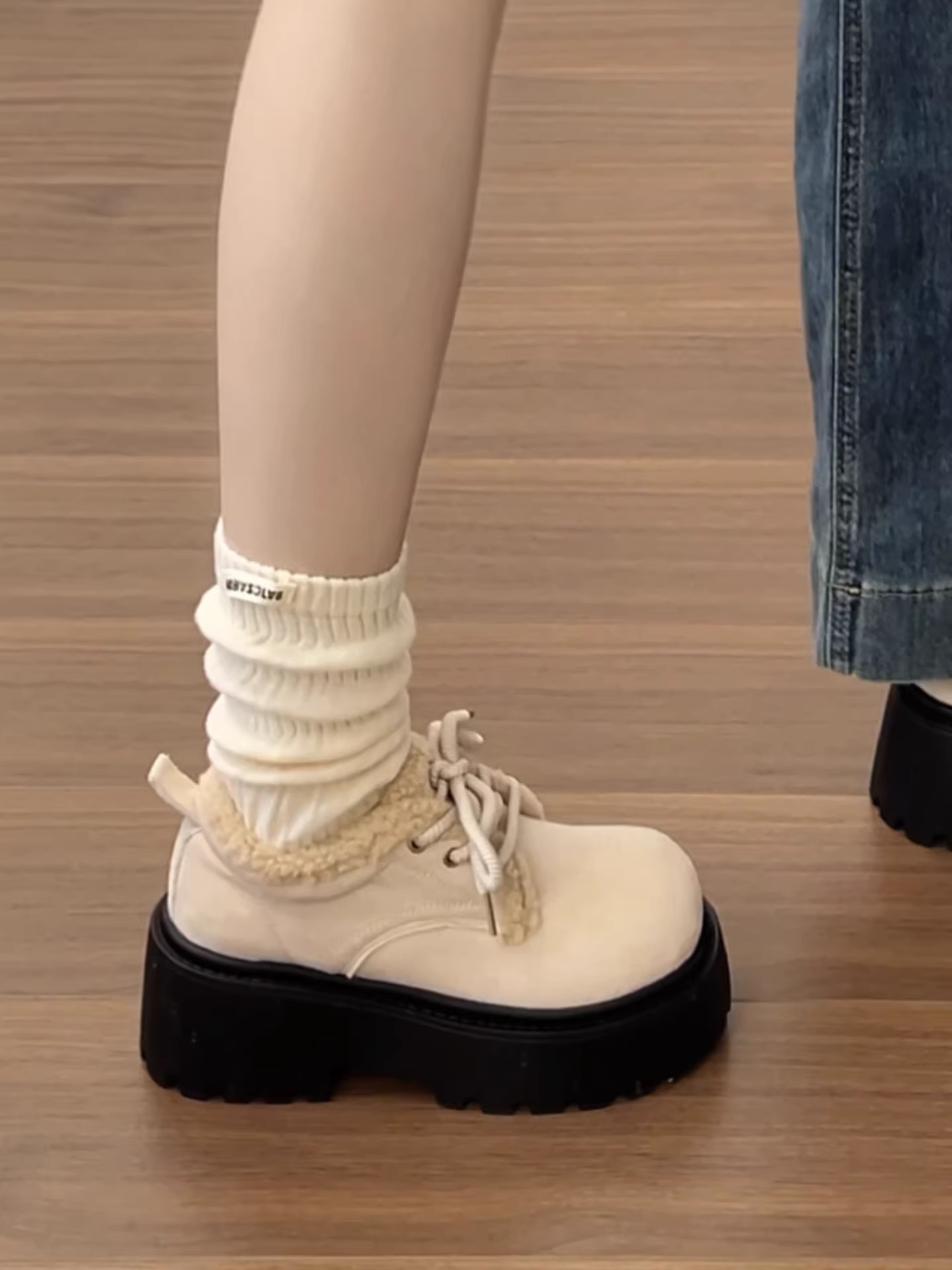 Giày cotton đế dày chống trượt lót lông cừu màu trắng dành cho nữ, mặc ngoài trời mùa đông, kiểu dáng mới 2025, giày da nhỏ cổ điển tăng chiều cao.