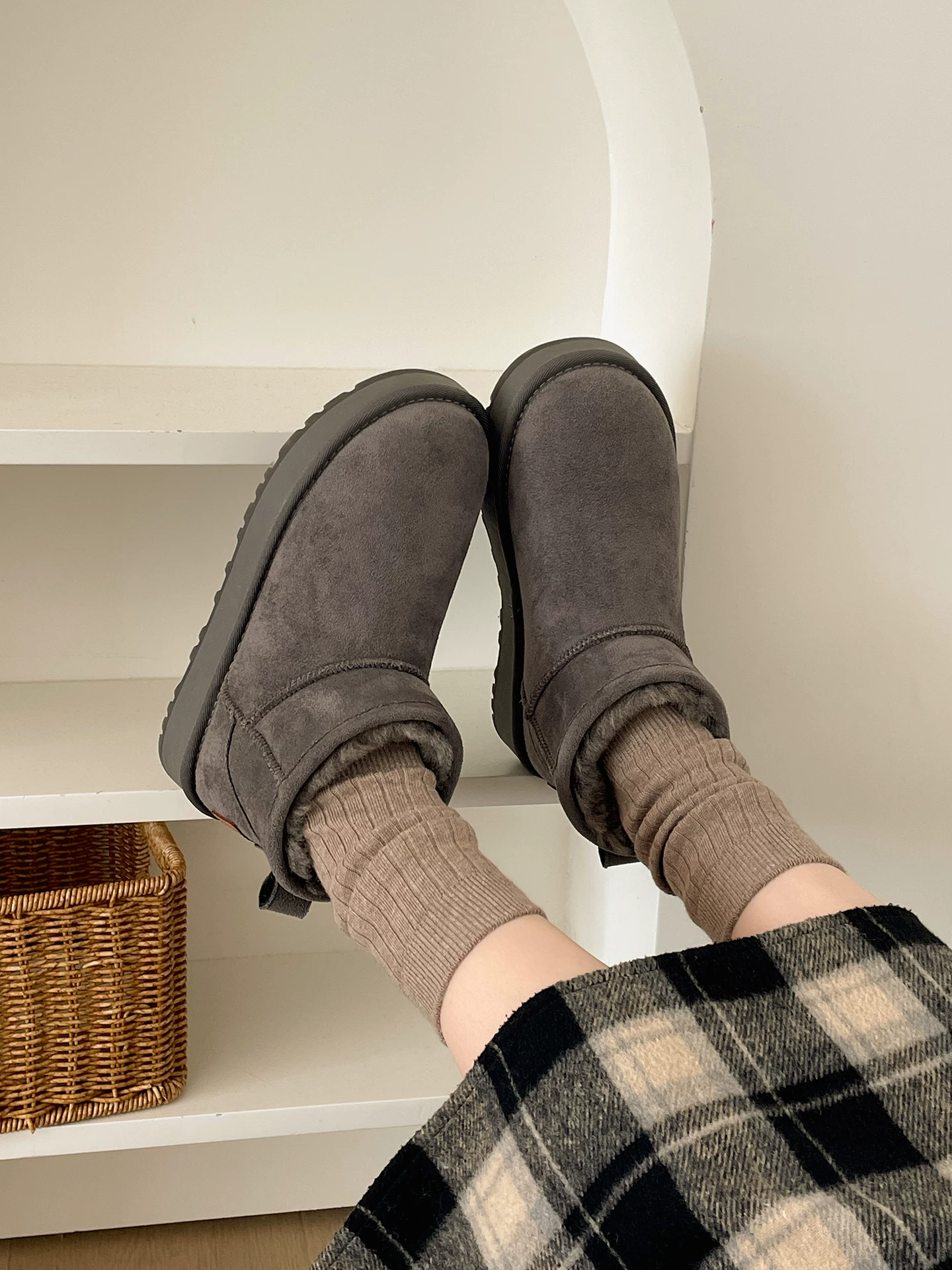 Giày bốt tuyết nữ đế dày lót lông cừu màu nâu cổ điển, kiểu Birkenstock, giữ ấm mùa đông 2025, tăng chiều cao, chất liệu cotton Đông Bắc