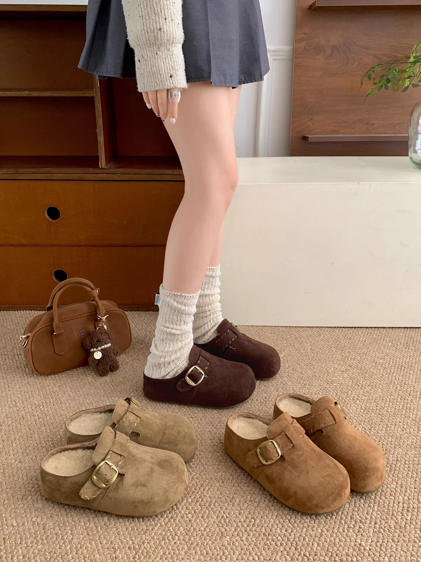 Đôi dép lông nhung nâu cổ điển đế dày dành cho nữ, mẫu mới thu đông 2025, giữ ấm, chống trơn, kiểu Birkenstock, chất liệu cotton