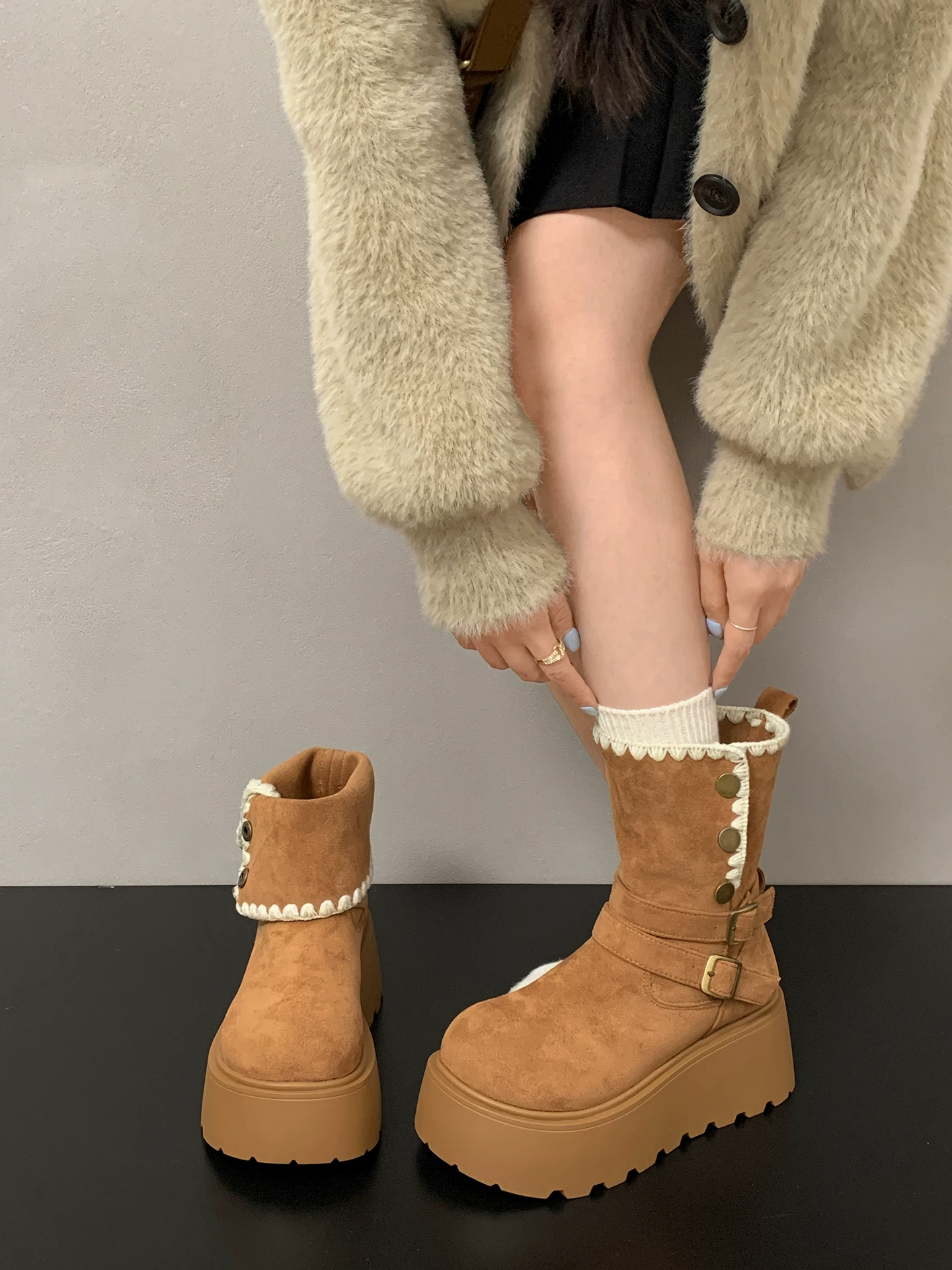 Giày bốt Martin đế dày lót lông cừu kiểu Anh màu trắng dành cho nữ, giày bốt ngắn đi tuyết tăng chiều cao mùa thu đông 2025 dành cho người nhỏ nhắn.