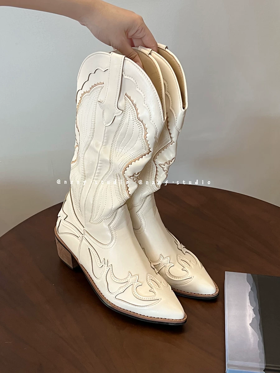 Giày bốt dài đa năng dành cho phụ nữ nhỏ nhắn ở miền Nam, mẫu mới mùa thu đông 2025, kiểu mũi nhọn màu trắng, phong cách cao bồi miền Tây.