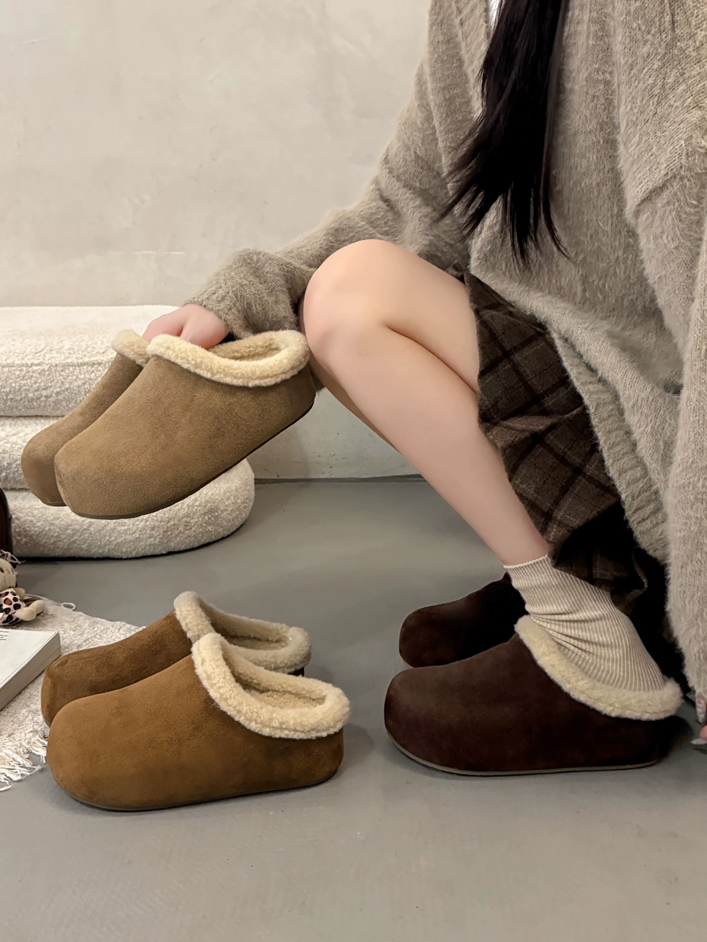 Giày dép lông cừu dày màu nâu kiểu retro đế xuồng dành cho nữ, thích hợp đi ngoài trời, dép bông kiểu Birkenstock giữ ấm mùa đông mới năm 2025.