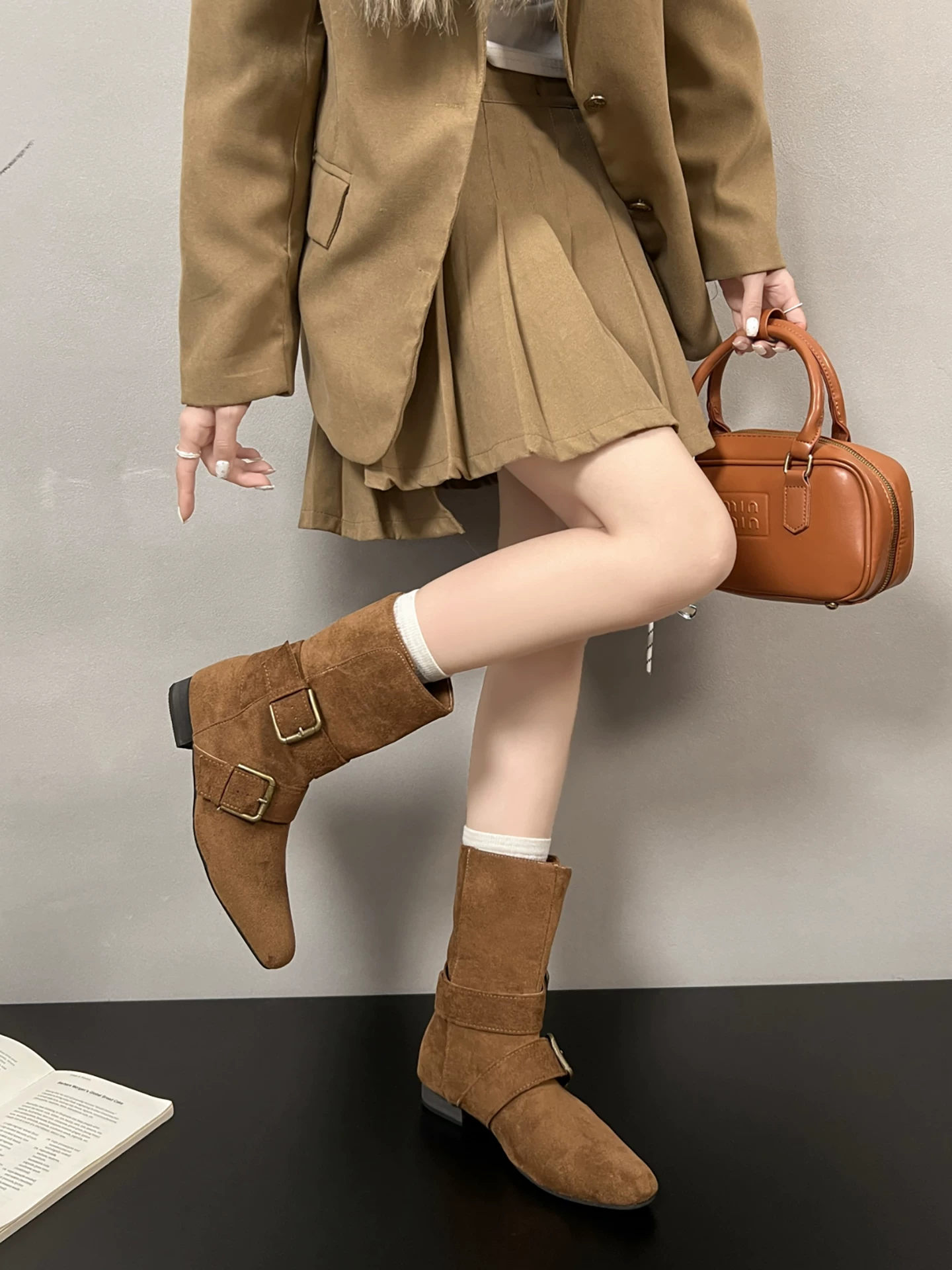 Giày bốt cao gót kiểu Maillard màu nâu cổ điển dành cho nữ, kiểu dáng thu đông 2025 mới, phối chân váy giúp trông thon gọn và cao hơn, kiểu bốt ngắn Birkenstock.