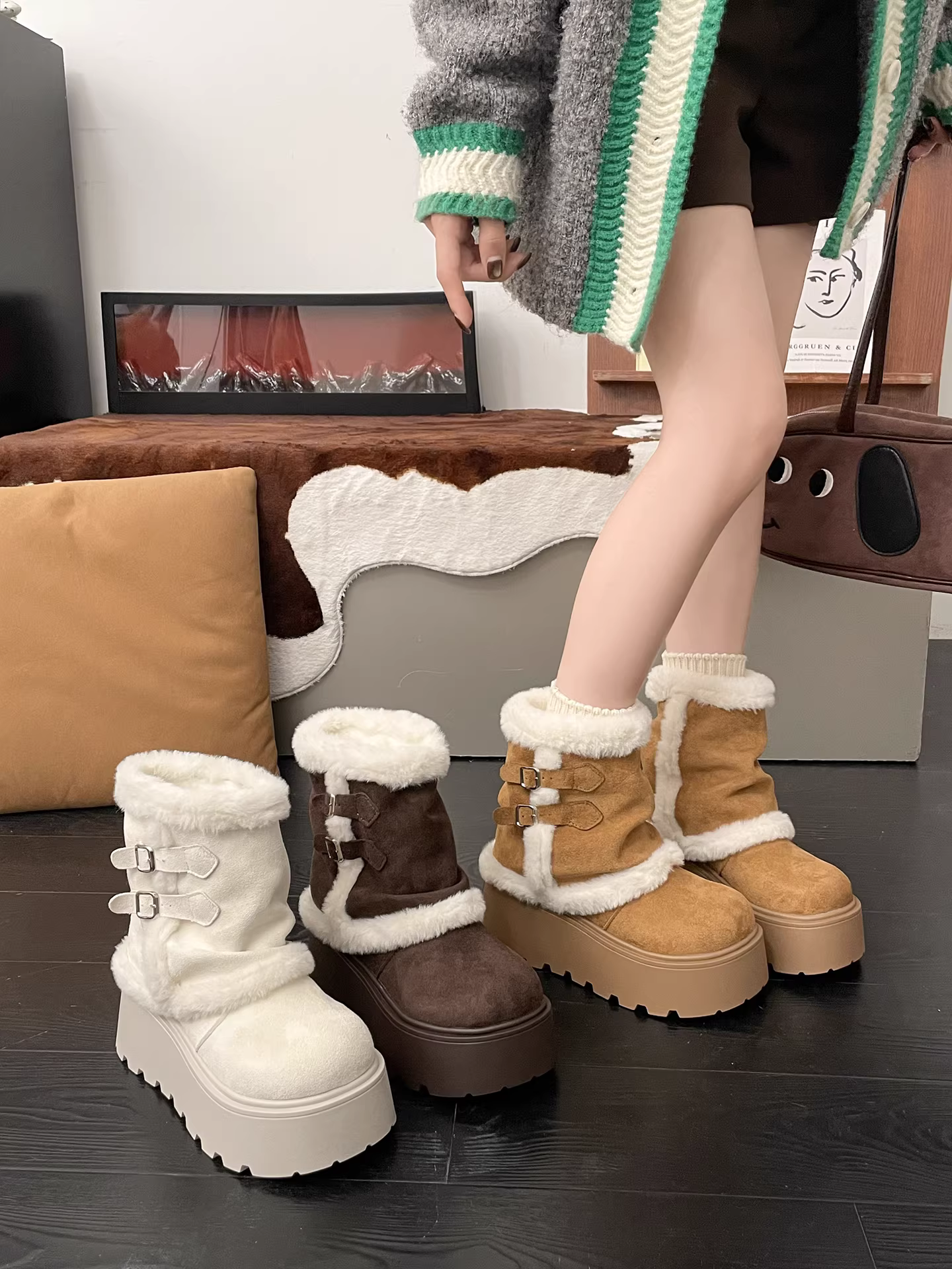 Giày bốt tuyết cổ điển đế dày lót lông cừu dành cho nữ, giày cotton ấm áp tăng chiều cao ngoài trời chống trượt mùa đông mới năm 2025.