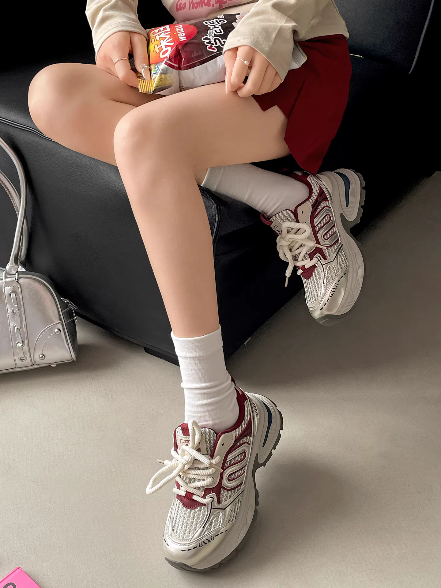 Giày thể thao đế mềm kiểu retro màu đỏ phổ biến dành cho nữ, mẫu mới mùa thu 2025.