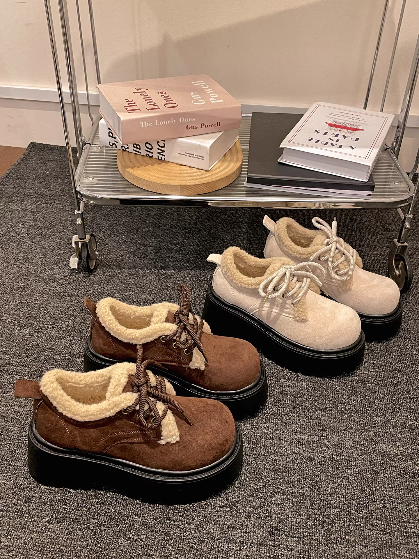 Giày bông tuyết đế dày màu trắng cỡ nhỏ kiểu retro dành cho nữ, kiểu mới mùa đông 2025, lót lông cừu ấm áp và giày lười lông dày