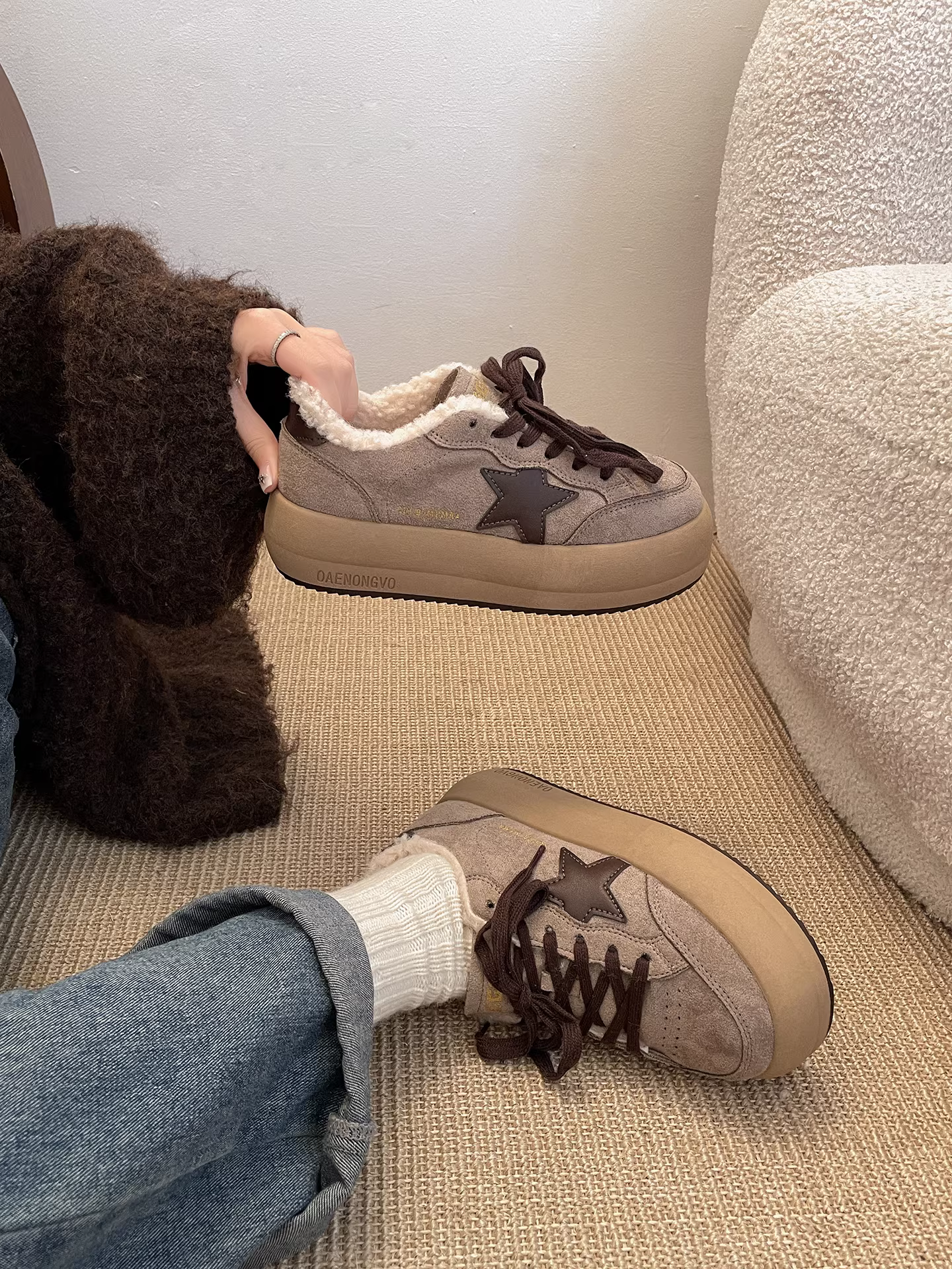 Giày cotton đi tuyết đế dày chống trượt, lót lông cừu ấm áp dành cho nữ, mặc ngoài trời mùa đông, kiểu dáng mới 2025, giày Birkenstock đế mềm tăng chiều cao kiểu cổ điển.