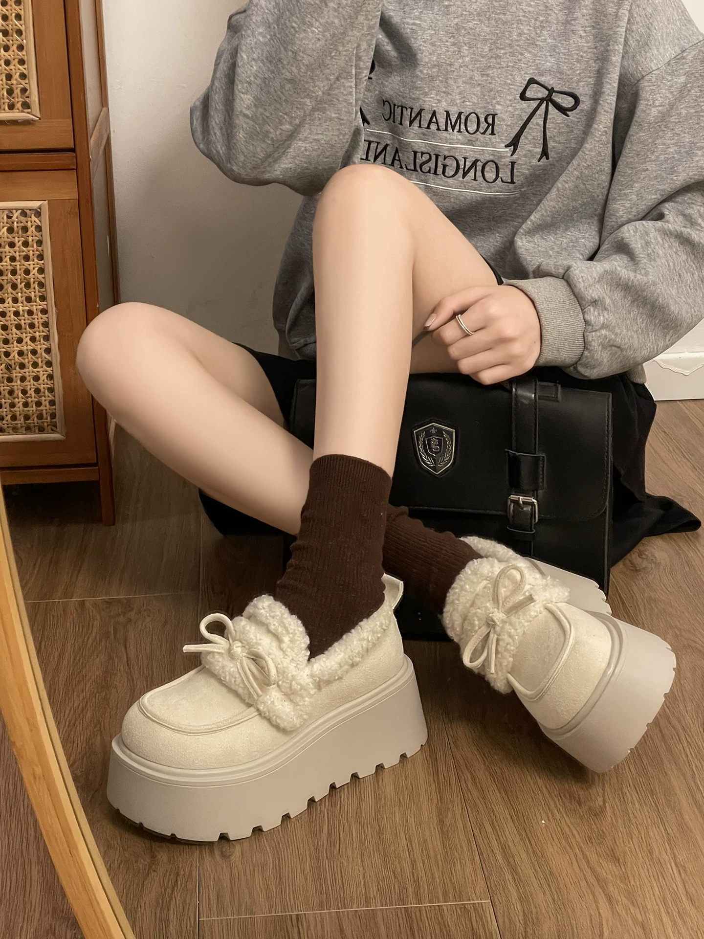 Giày bông đế dày màu trắng ấm áp dành cho nữ ở miền Nam, giày Birkenstock kiểu cổ điển mùa đông mới năm 2025 có lớp lót lông mềm mại.