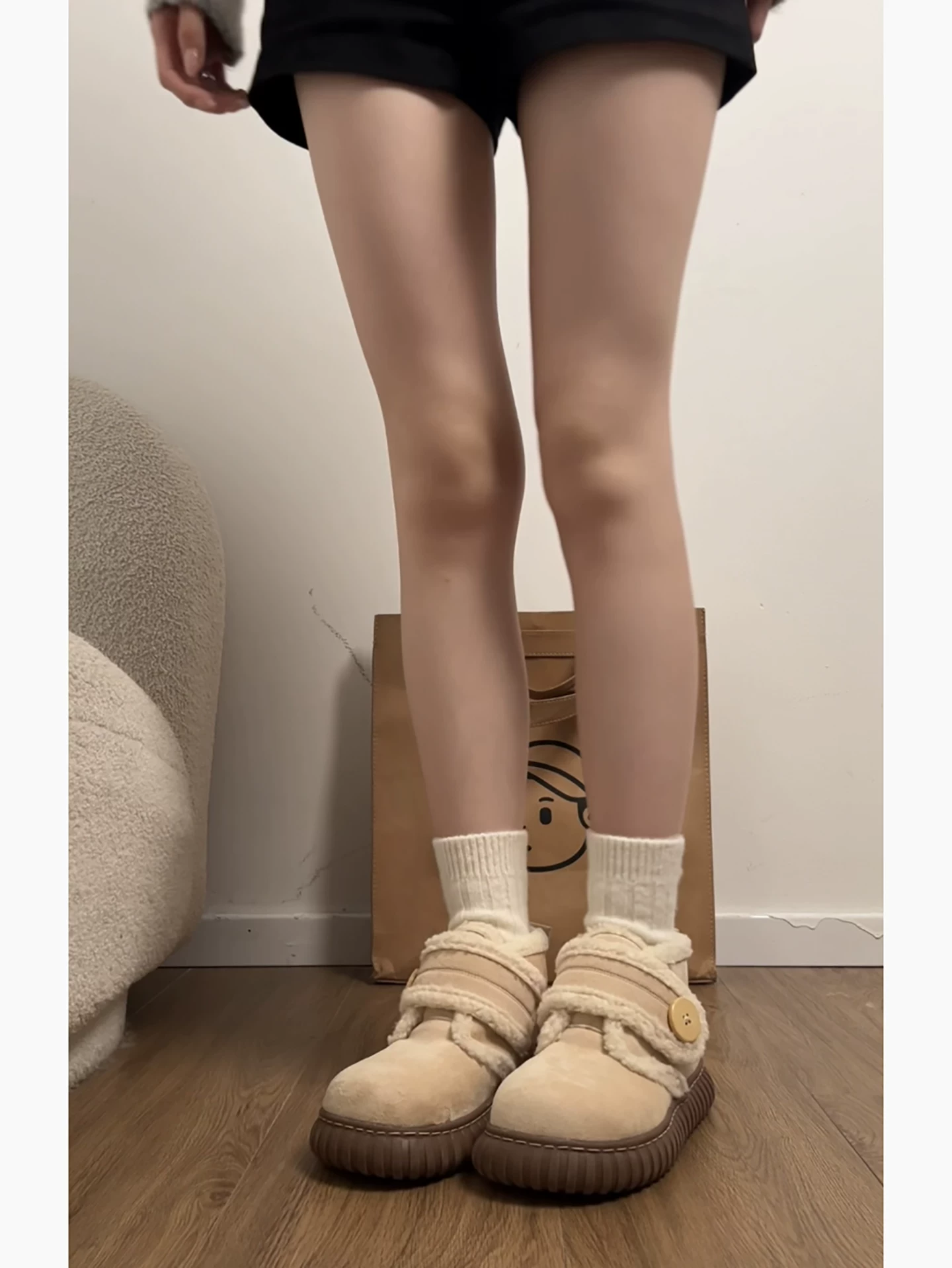 Giày bốt tuyết đế dày màu trắng phổ biến dành cho nữ, kiểu dáng mùa đông mới 2025, lót lông cừu, dày dặn, tăng chiều cao, kiểu Birkenstock, chất liệu cotton.