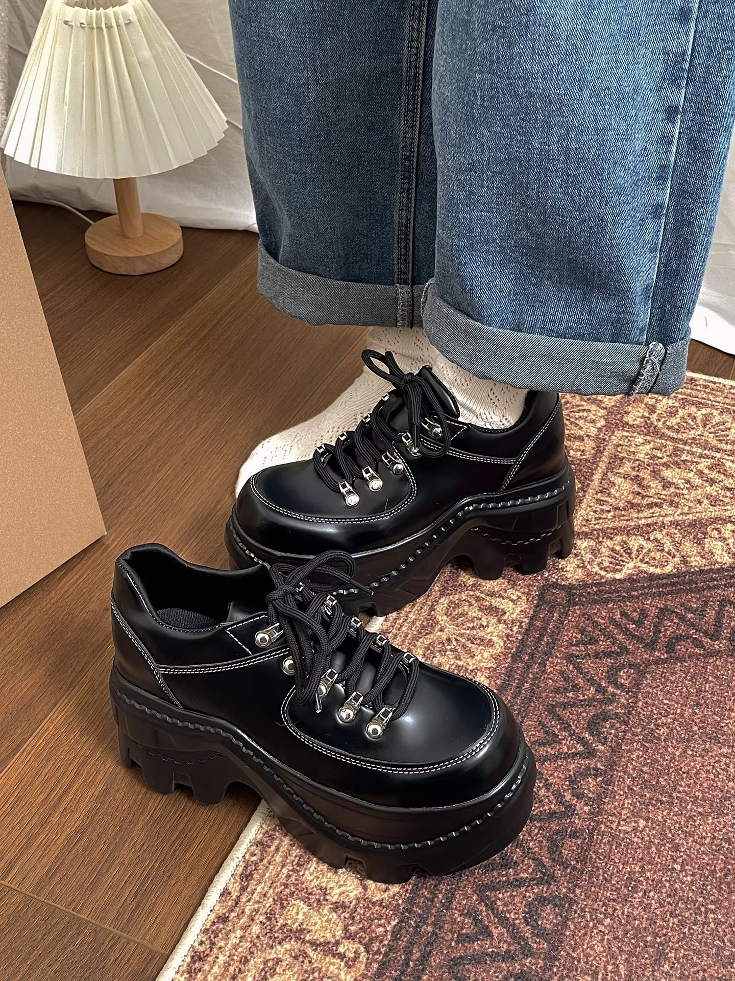 Giày da đế dày kiểu Anh đen dành cho nữ, mẫu xuân thu mới 2025, giày lười tăng chiều cao cho người nhỏ nhắn.