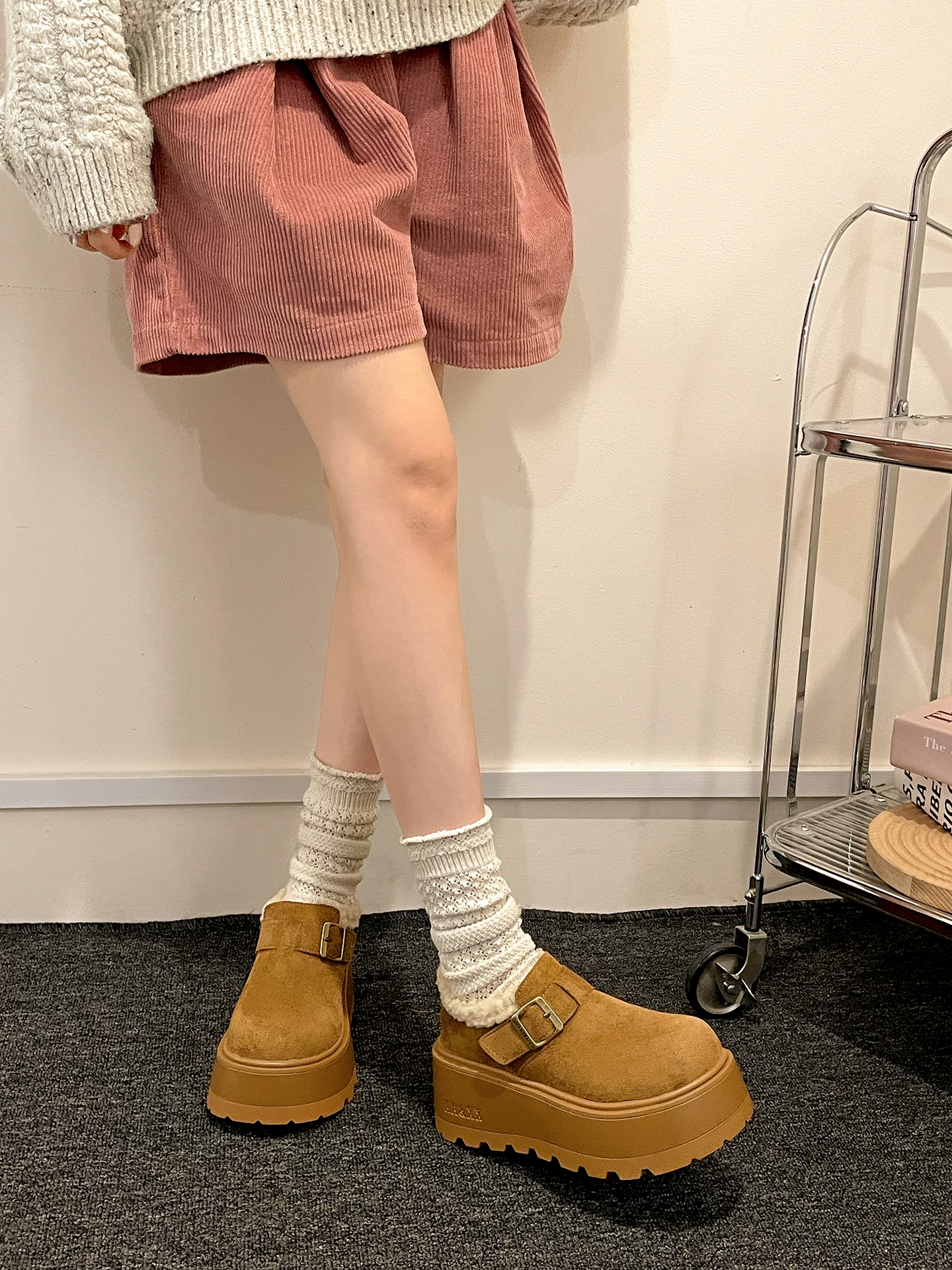 Giày Birkenstock nữ mùa đông 2025 kiểu Pháp cổ điển màu vàng nhạt, đế dày bằng nhung, chất liệu len cotton giữ ấm, chống trơn trượt, kiểu dáng toàn diện.