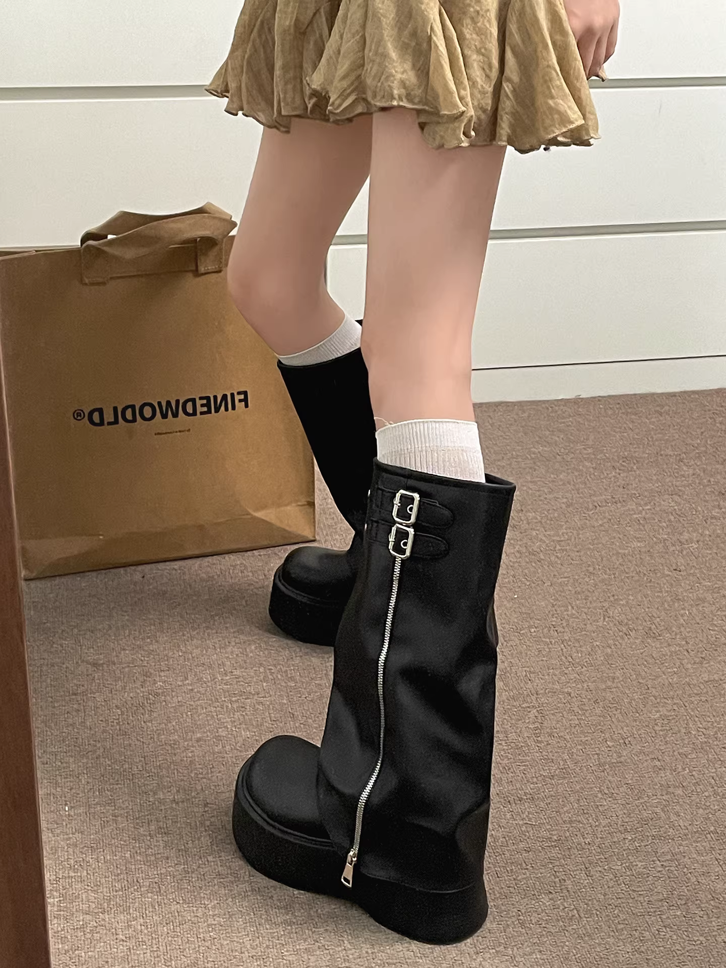 Giày bốt nữ đế dày kiểu Anh đen thời thượng, tăng chiều cao, bốt dài, kiểu dáng ôm dáng retro thu đông 2025 mới