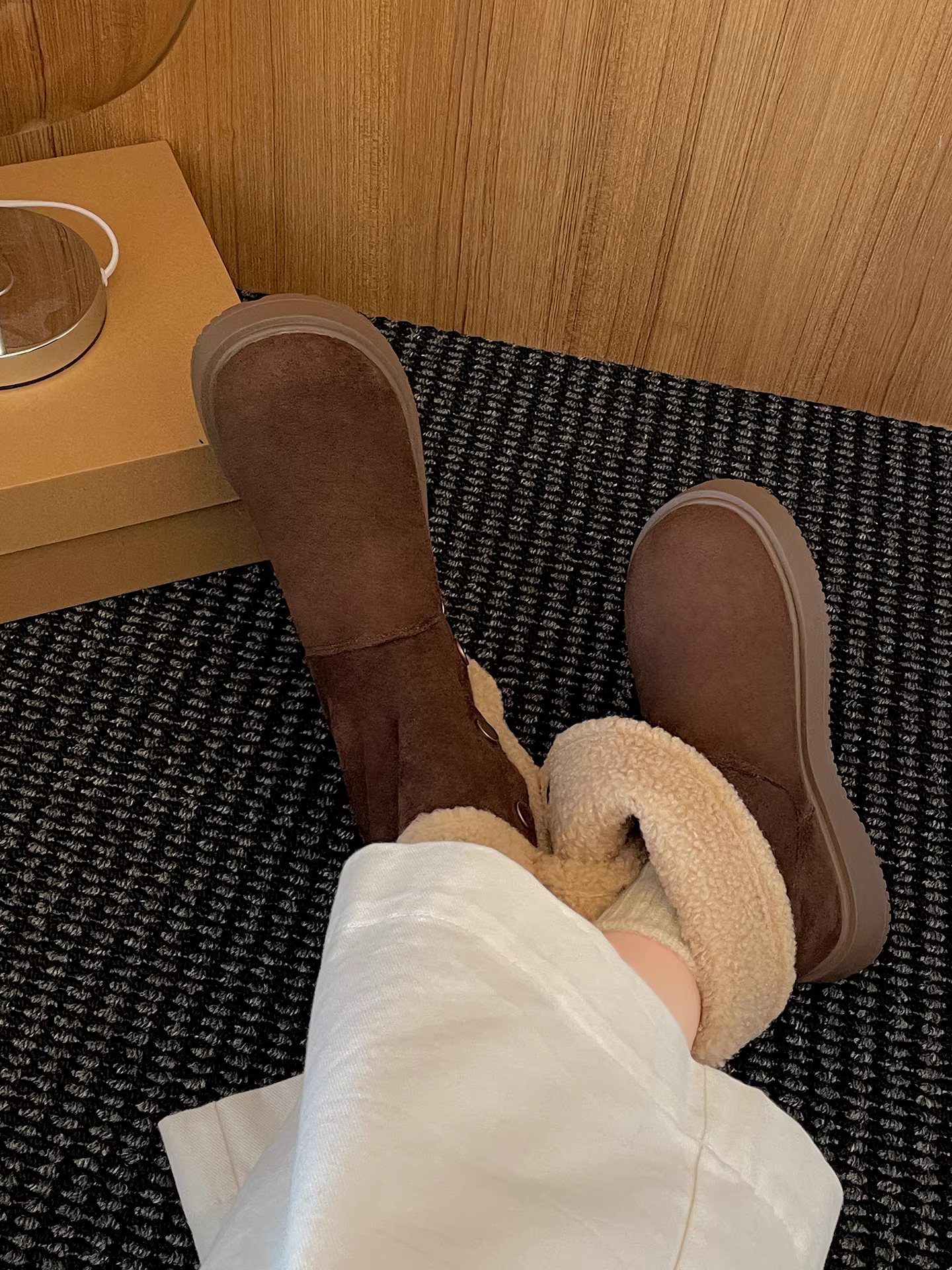 Giày bốt tuyết đế dày phong cách retro màu nâu dành cho nữ, giày bông giữ ấm kiểu Birkenstock tăng chiều cao mùa đông mới năm 2025.