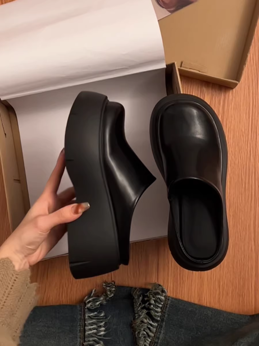 Dép đế bằng màu đen chống trơn dành cho nữ, kiểu mới mùa thu 2025, kiểu sandal nửa kín mũi dành cho đi ngoài trời.