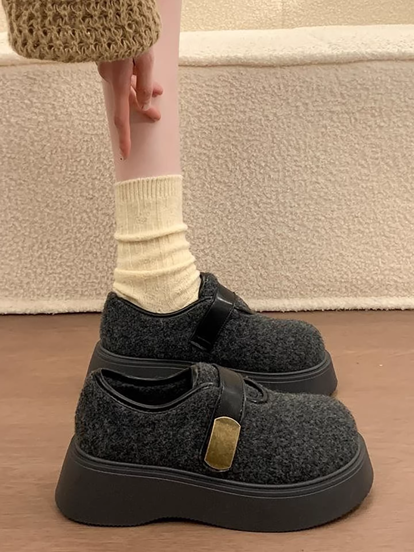 Giày Birkenstock nữ đế dày lông mềm màu xám cổ điển, kiểu mới mùa đông 2025, tăng chiều cao, giữ ấm, đi ngoài trời, chất liệu bông lông