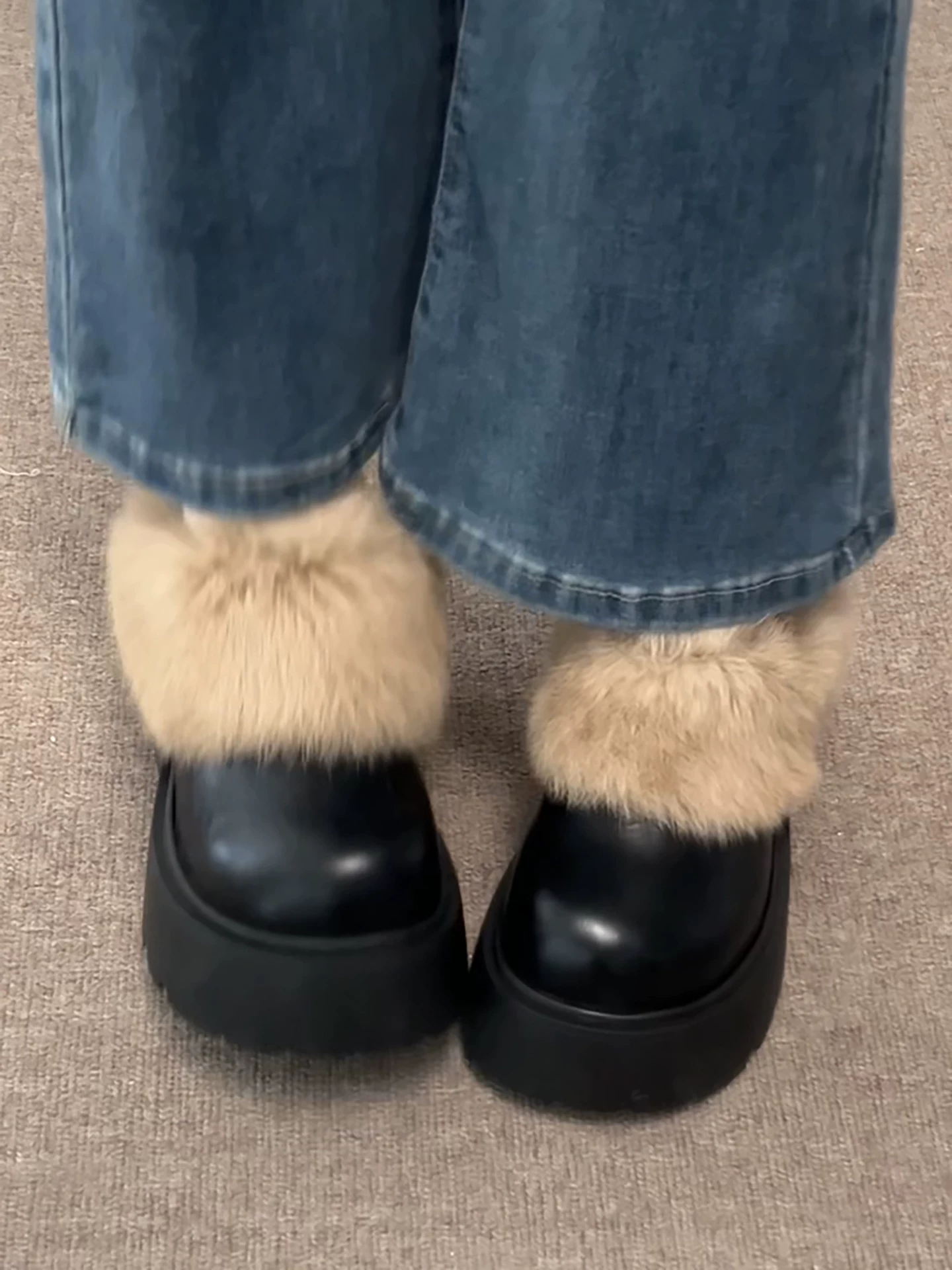 Giày Birkenstock nửa đế bằng lông nhung đen dày dặn dành cho nữ, mẫu mới mùa đông 2025, dùng ngoài trời, ấm áp và tăng chiều cao, kiểu dép bông lông mềm mại.