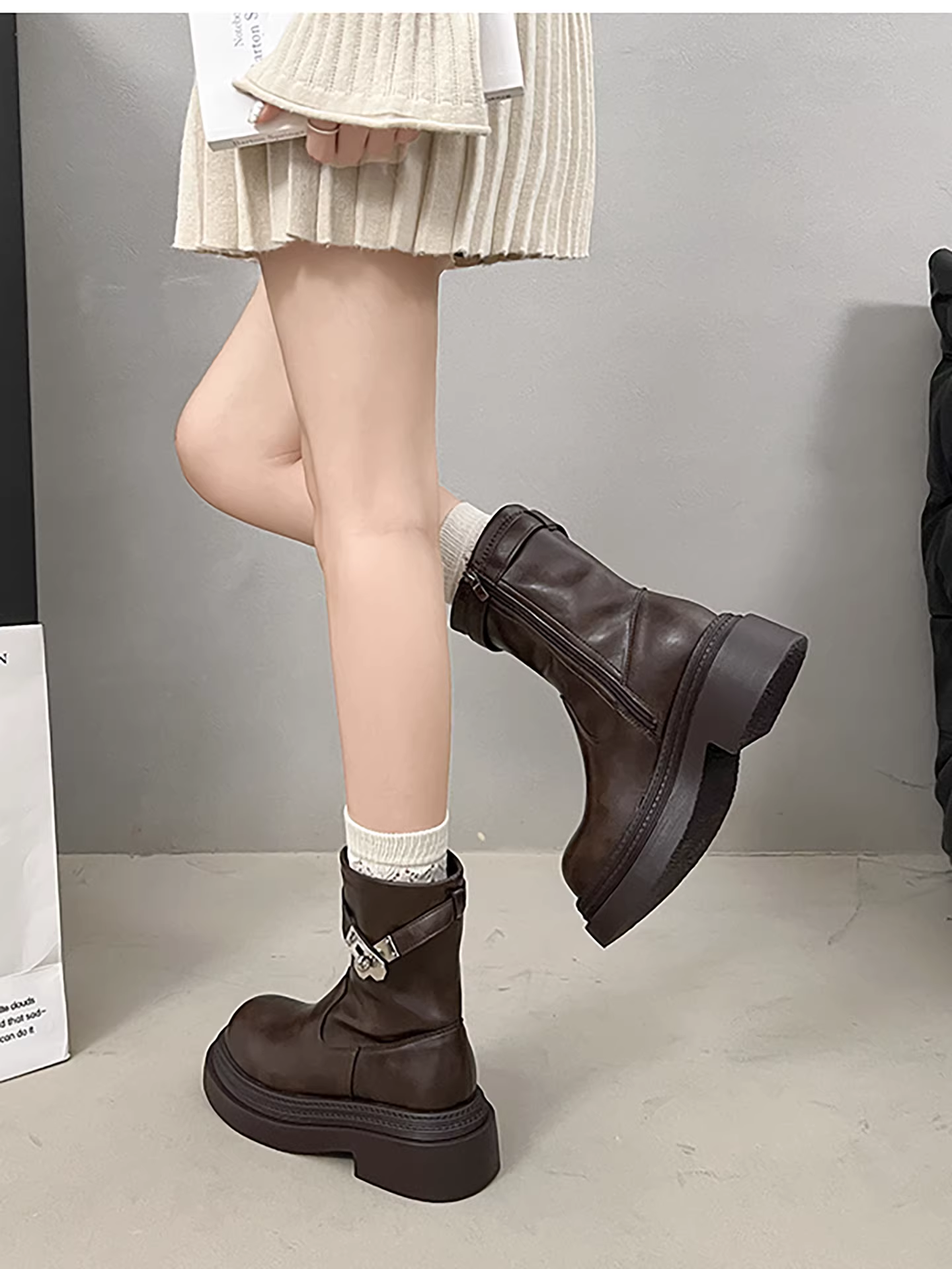 Giày bốt Martin đế dày phong cách retro Anh quốc màu đen dành cho nữ, kiểu dáng thu đông 2025 mới, phối cùng chân váy giúp trông thon gọn và cao hơn, bốt ngắn.