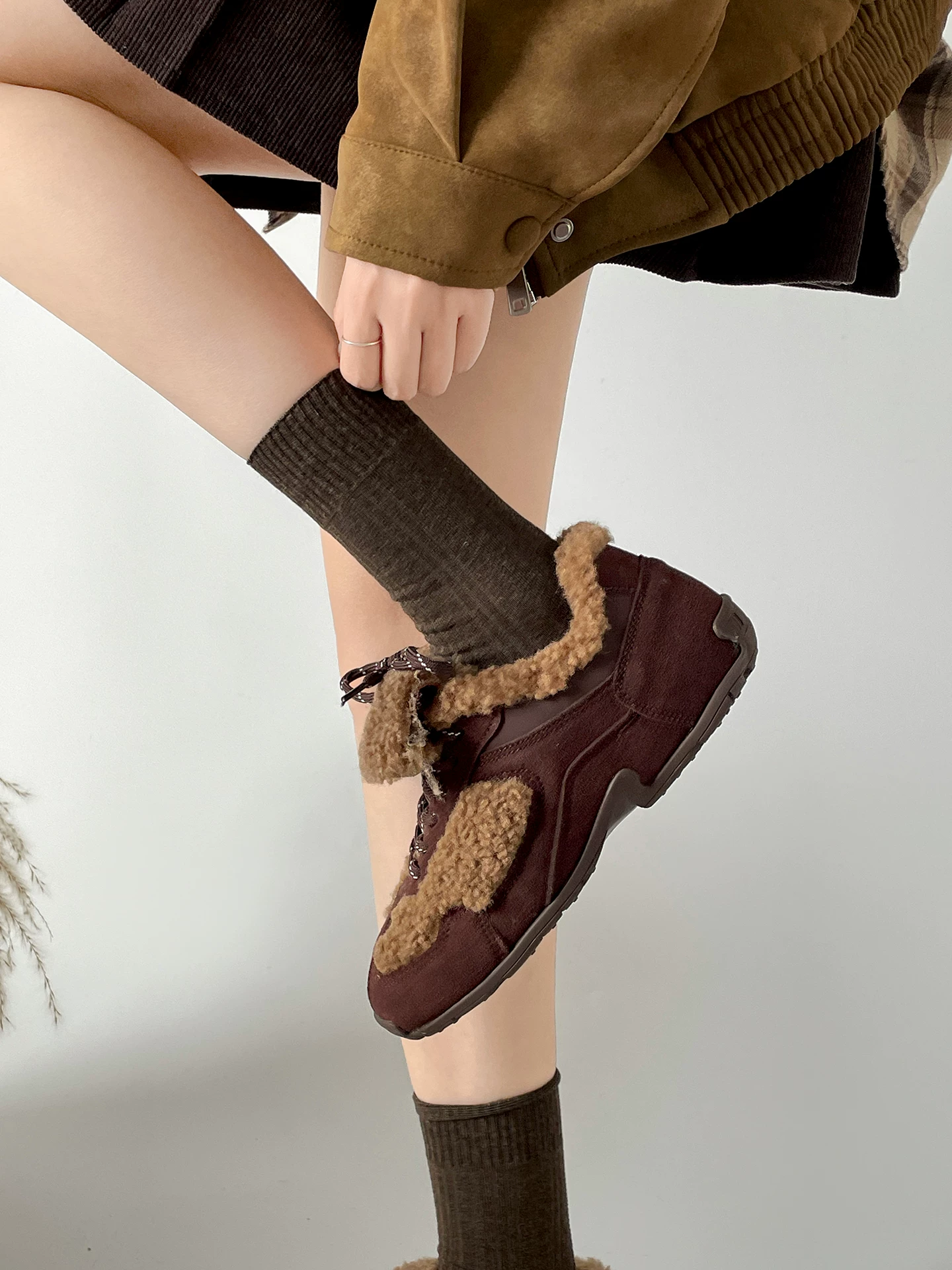 Giày bông nữ đế dày lót lông màu nâu, kiểu dáng cổ điển mới mùa đông 2025, giữ ấm, tăng chiều cao, đi ngoài trời, kiểu Đức.
