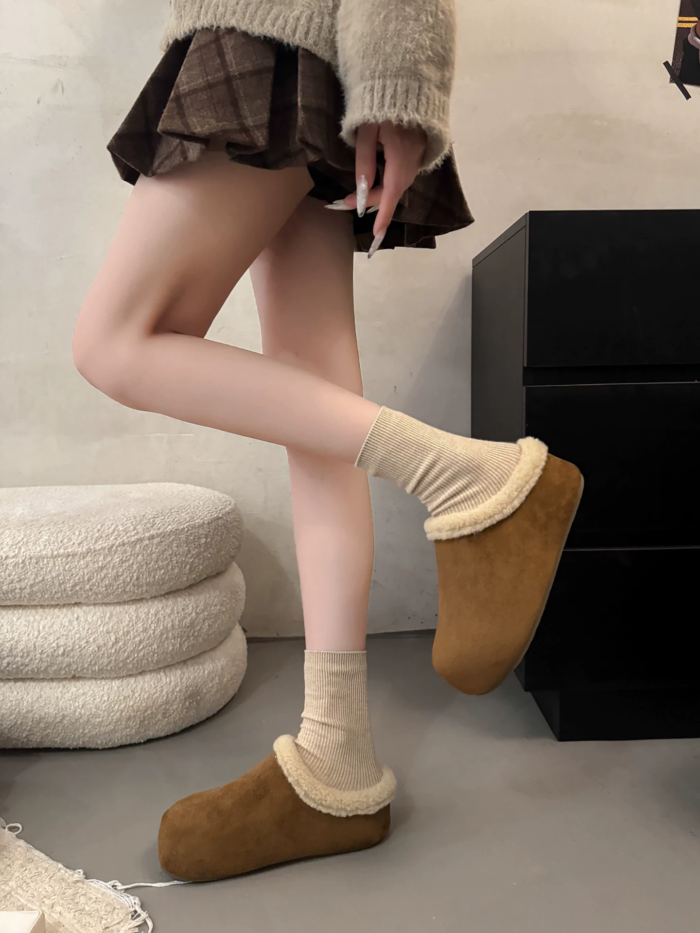 Giày dép lông cừu dày màu nâu kiểu retro đế xuồng dành cho nữ, thích hợp đi ngoài trời, dép bông kiểu Birkenstock giữ ấm mùa đông mới năm 2025.