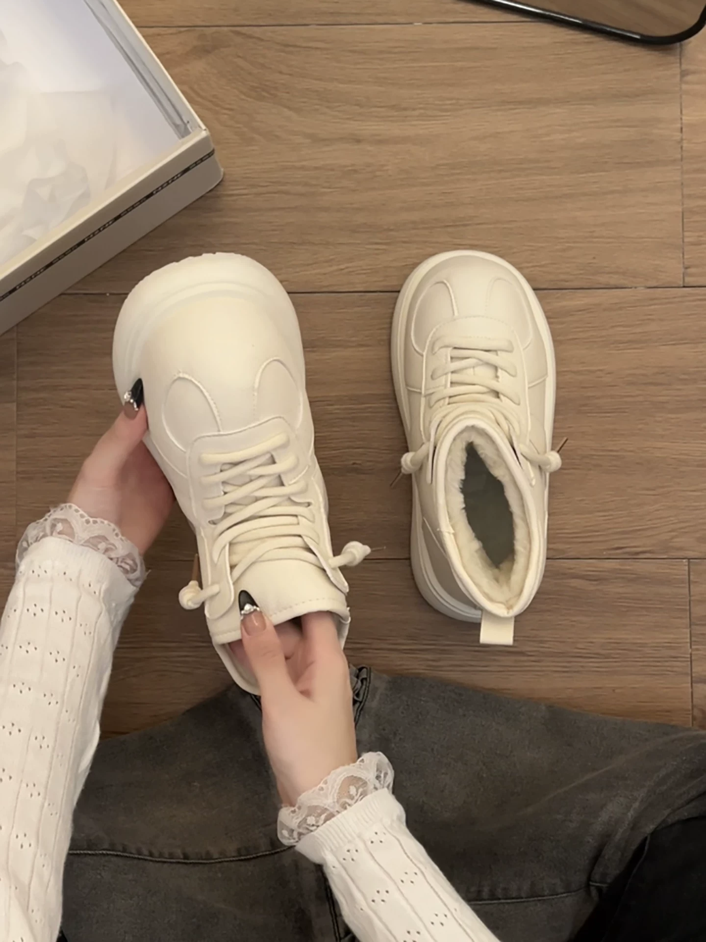 Giày bốt tuyết nữ đế dày lót lông cừu phong cách retro màu trắng Đông Bắc, mẫu mới mùa đông 2025, giữ ấm, tăng chiều cao, dày dặn, đi ngoài trời