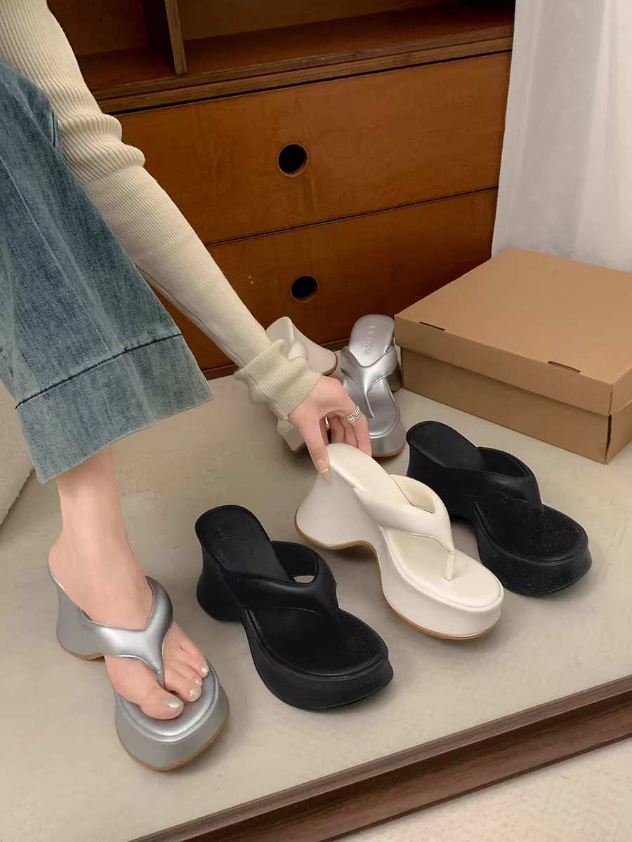 Dép xỏ ngón đế dày màu đen phổ biến dành cho nữ ở miền Nam, trang phục mùa hè ngoài trời, dép tăng chiều cao chống trơn trượt mới năm 2025.