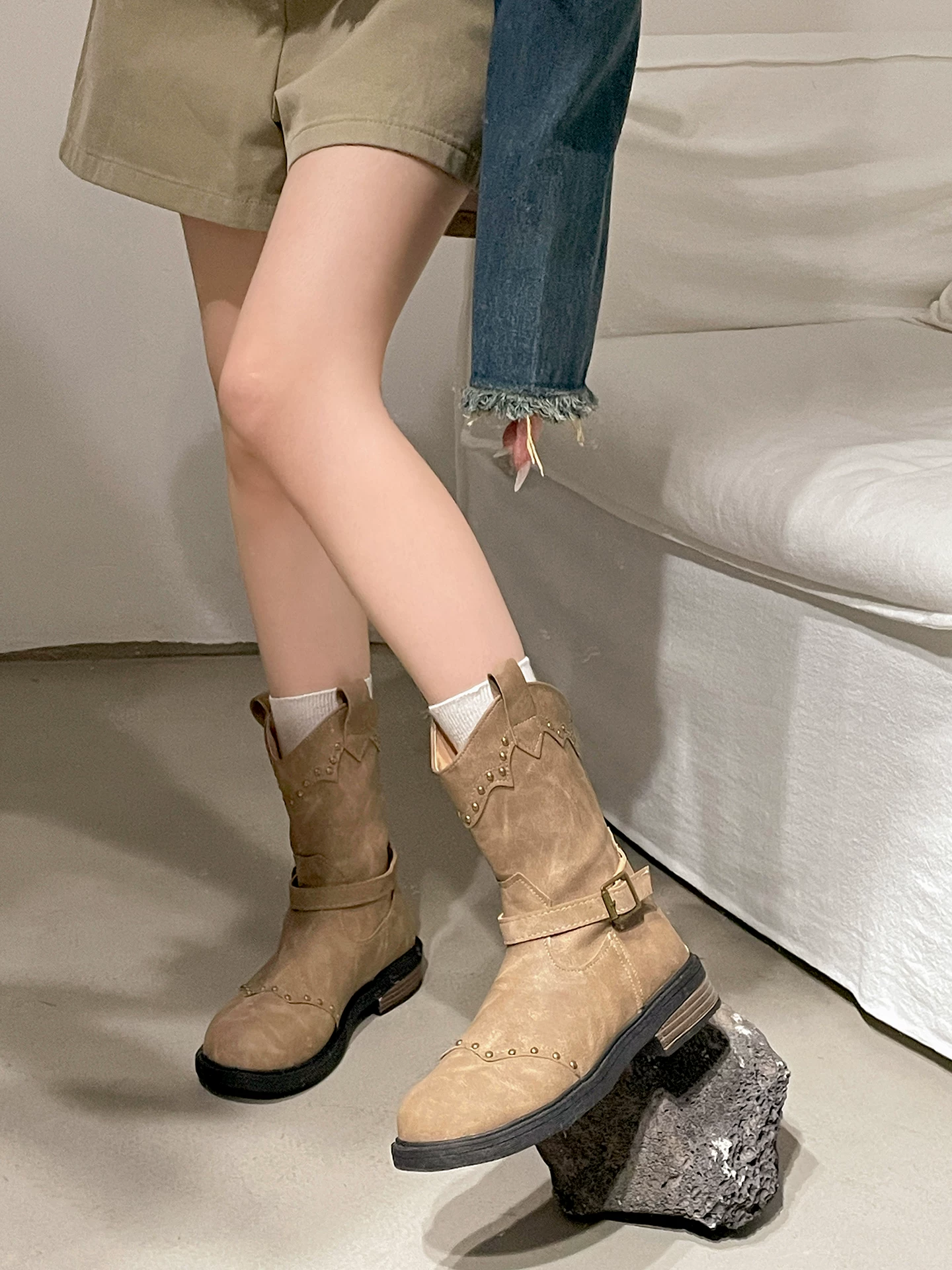 Phía Nam ở miền Nam: Giày bốt Martin đế dày kiểu Anh cổ điển dành cho nữ, mẫu mới thu đông 2025, phối cùng chân váy, kiểu bốt cao bồi phương Tây.