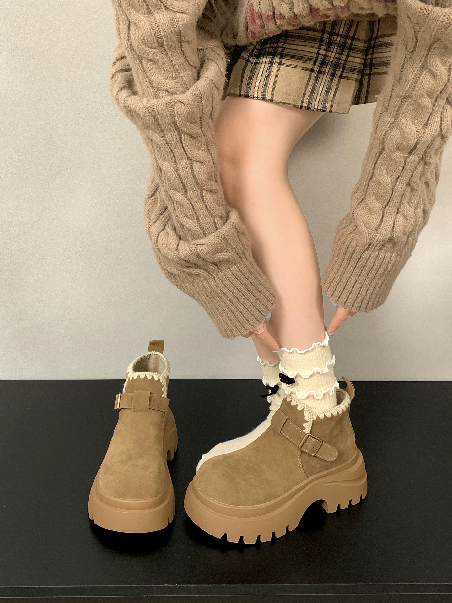 Giày bốt nhung lót dày đế cao kiểu retro Maillard dành cho nữ, mẫu mới thu đông 2025, tăng chiều cao, kiểu Birkenstock, dành cho người nhỏ nhắn