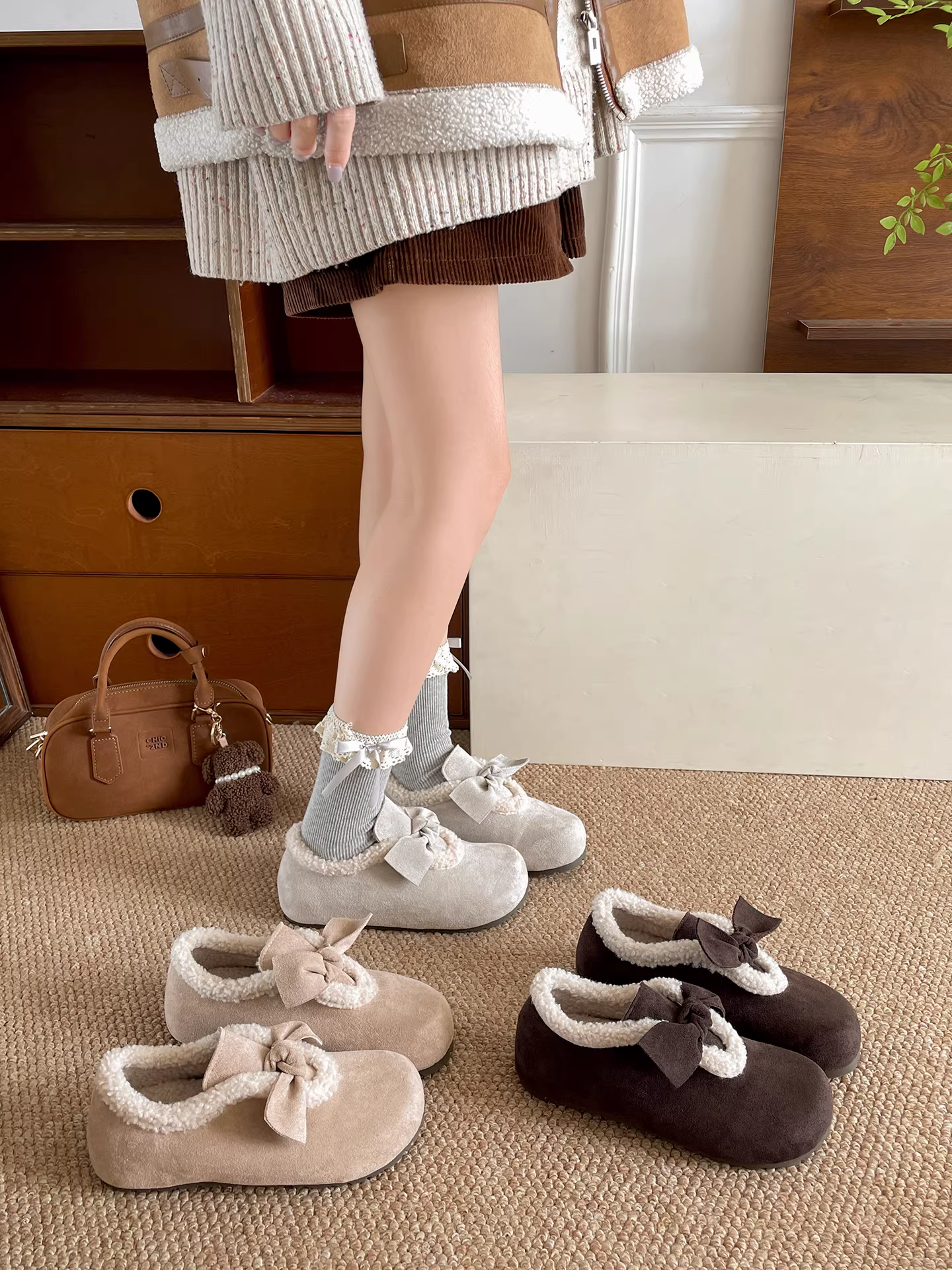 Giày Birkenstock đế dày cổ điển màu trắng, kiểu quấn toàn bộ, dành cho nữ, mẫu mới thu đông 2025, lót lông cừu giữ ấm, chất liệu cotton dày dặn.