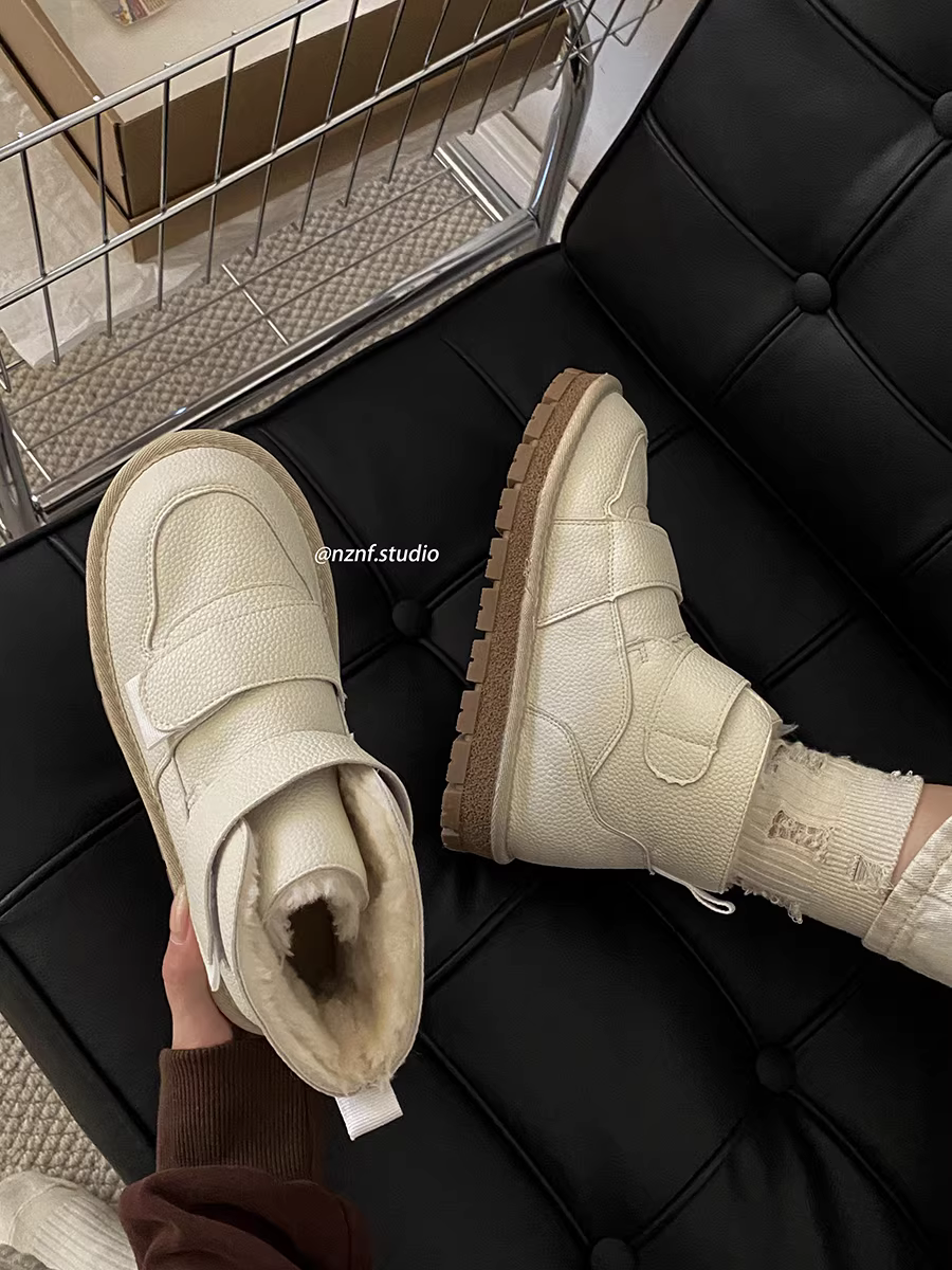 Giày bốt nữ đế dày màu trắng mùa đông 2025, kiểu mới có lót lông cừu, dày dặn, chống trơn trượt, chất liệu cotton.