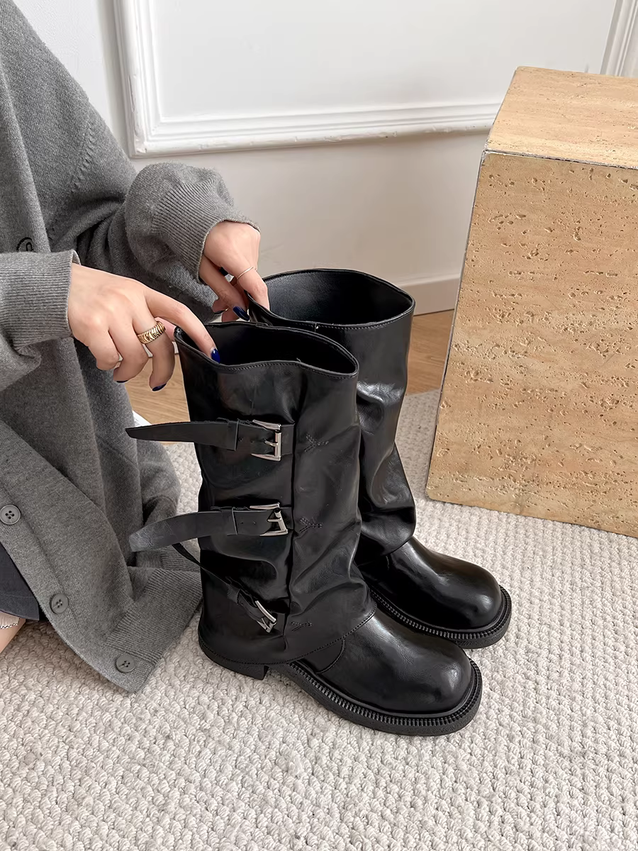 Giày bốt Martin đế xuồng chunky kiểu Anh đen dành cho nữ, mẫu mới thu đông 2025, tăng chiều cao, tôn dáng, kiểu dáng quần ống rộng.