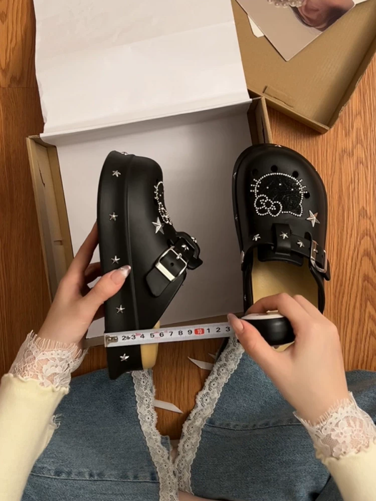 Dép clog nữ đế dày chống trơn họa tiết hoạt hình, mẫu mới hè 2025, đi ngoài trời, tăng chiều cao, đế êm, kiểu kín mũi.