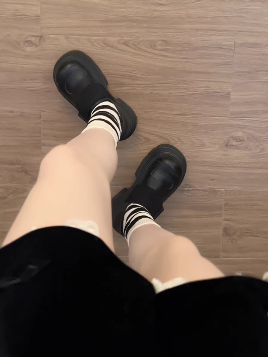 Giày da đế dày khóa dán màu đen dành cho nữ, mẫu mới thu 2025, kiểu Mary Jane đa năng, phối được với chân váy