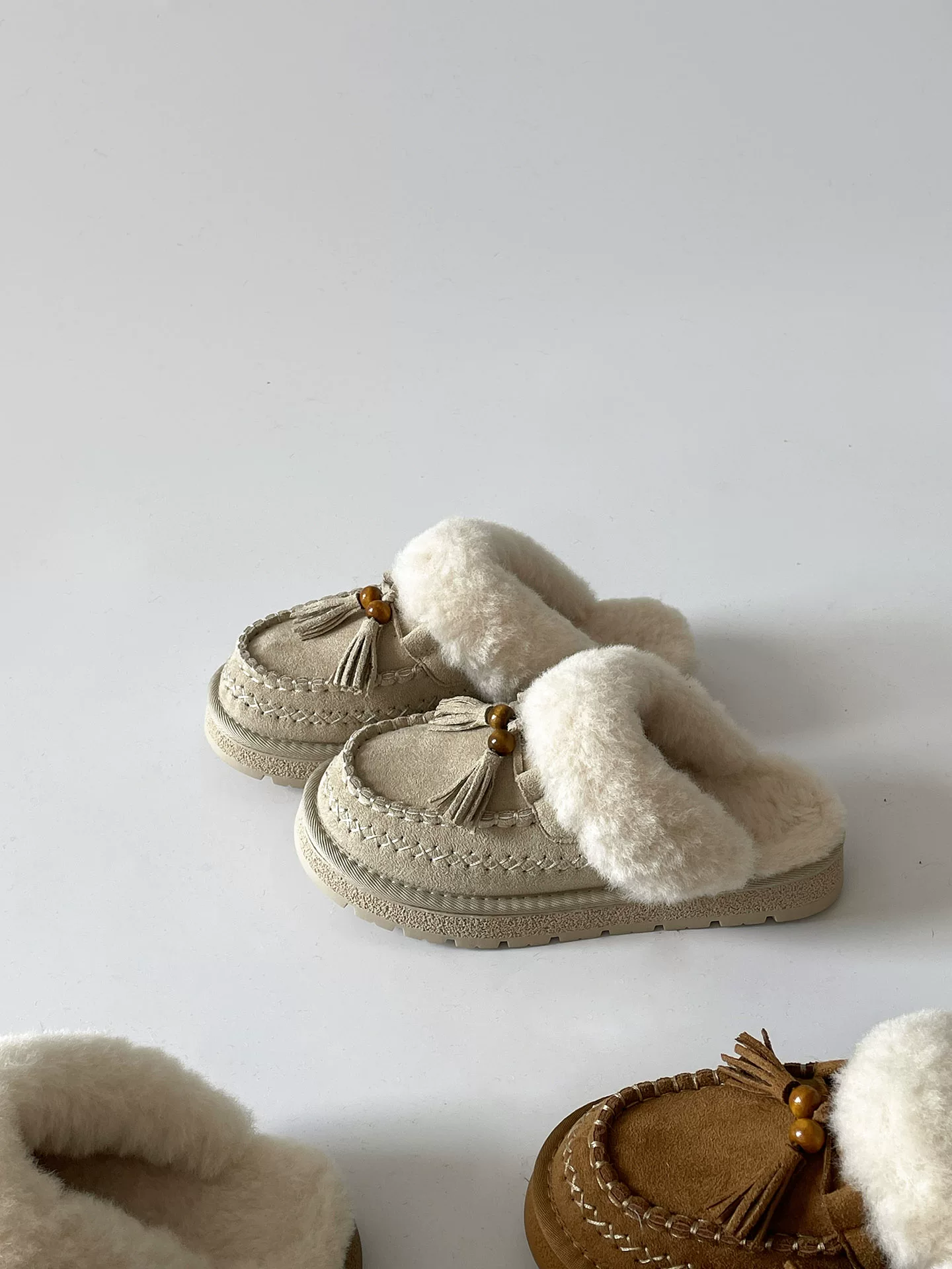 Dép bông đế dày kiểu retro màu trắng dành cho nữ, thích hợp để mang ngoài trời, dép bông kiểu Birkenstock ấm áp và dày dặn mới mùa thu đông 2025.