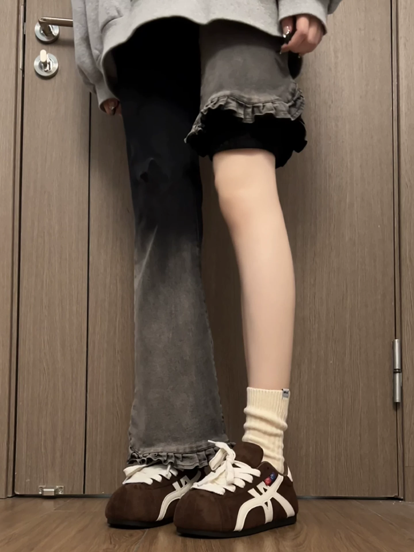 Giày thể thao đế bằng tăng chiều cao kiểu Đức, màu nâu cổ điển, đa năng, dành cho nữ, kiểu thu đông 2025, phối cùng chân váy, đế mềm, cổ thấp.