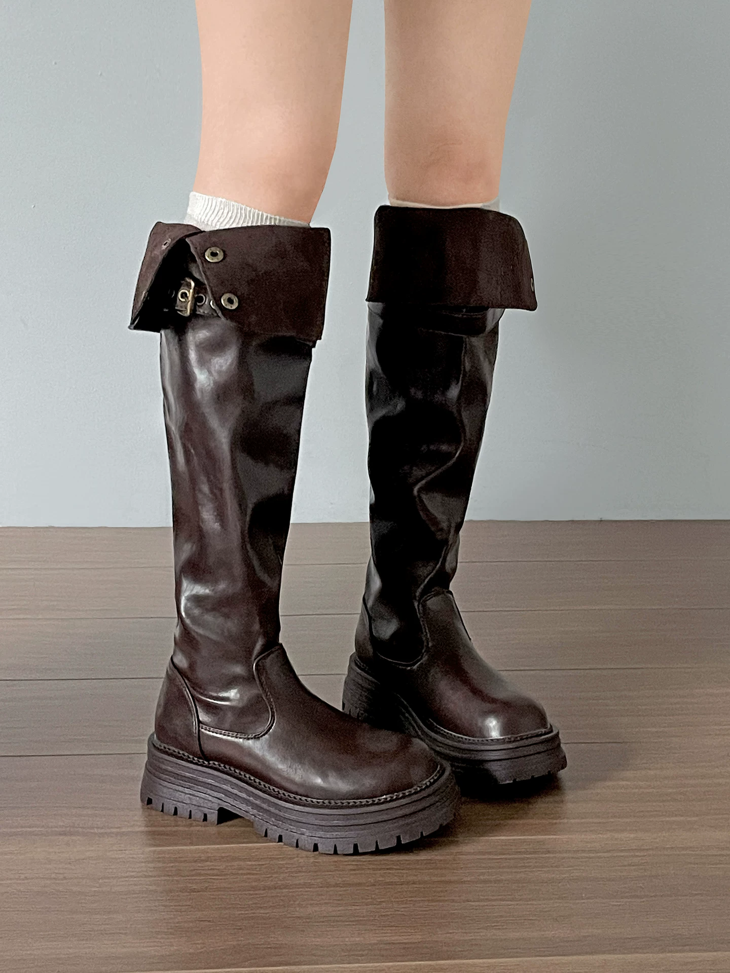 Giày bốt cao quá đầu gối đế dày gót thô màu nâu Melard dành cho nữ, kiểu dáng thu đông 2025 mới, dành cho người nhỏ nhắn, giúp tăng chiều cao và thon gọn.