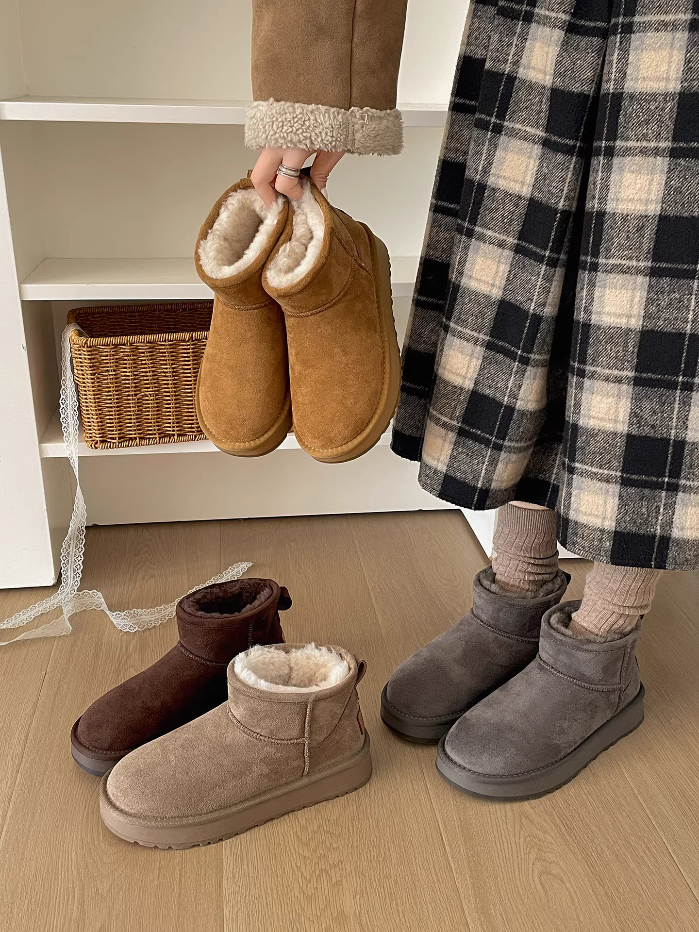 Giày bốt tuyết nữ đế dày lót lông cừu màu nâu cổ điển, kiểu Birkenstock, giữ ấm mùa đông 2025, tăng chiều cao, chất liệu cotton Đông Bắc