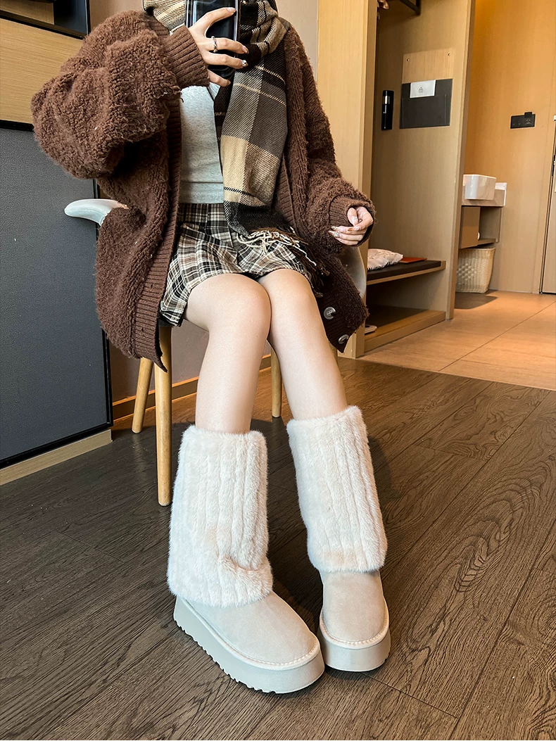 Giày bốt cao cổ đế dày màu trắng thời trang dành cho nữ, mẫu mới mùa đông 2025, chống trơn trượt, lót lông cừu, dày dặn, giữ ấm bằng vải cotton.