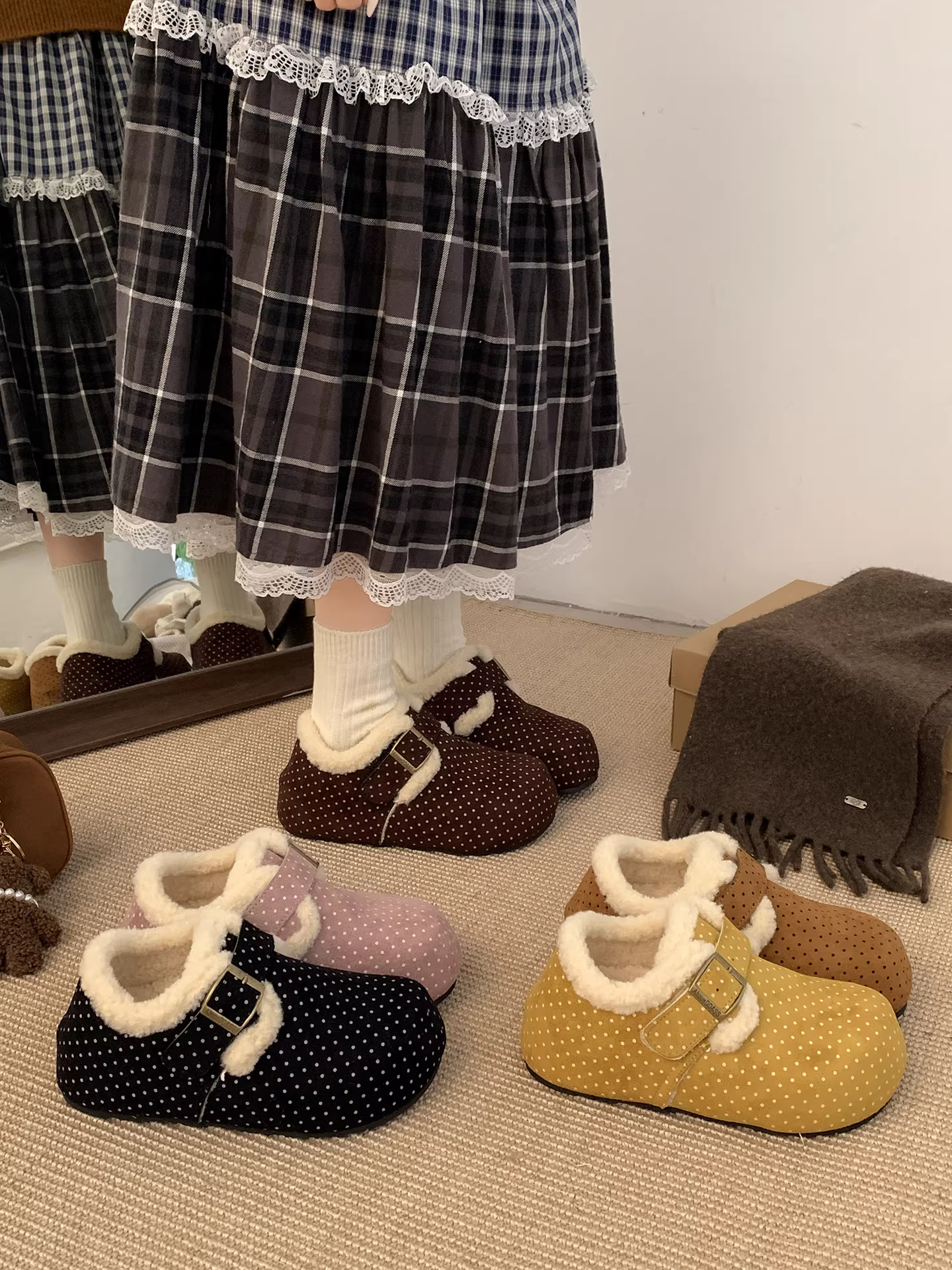 Giày bông nhung đế dày màu đen cổ điển dành cho nữ mùa đông 2025 kiểu mới giữ ấm chống trơn lông mềm kiểu Birkenstock