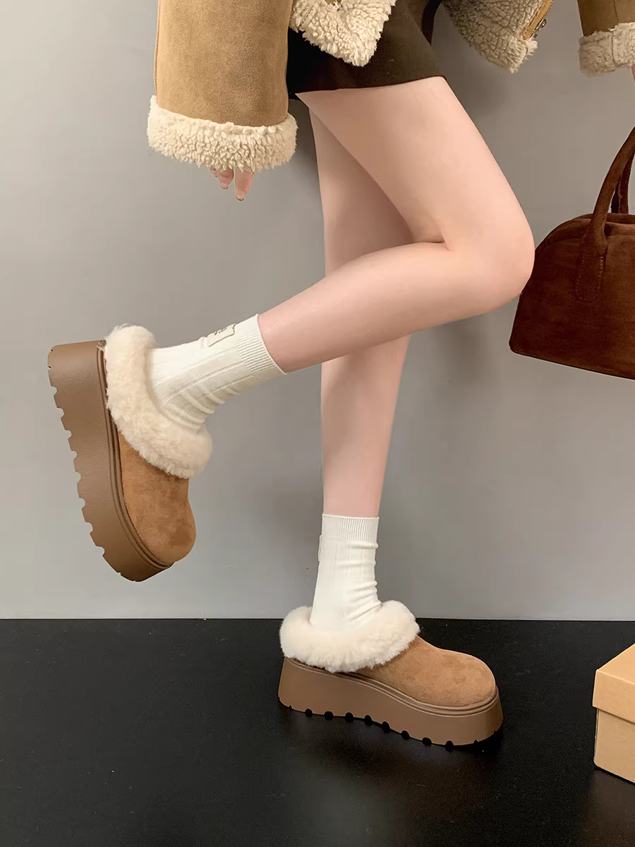 Giày dép lông dày đế dày kiểu cổ điển dành cho nữ, thích hợp để mang ngoài trời, mẫu mới mùa đông 2025, lót lông cừu, ấm áp, tăng chiều cao, kiểu giày cotton phong cách Birkenstock.