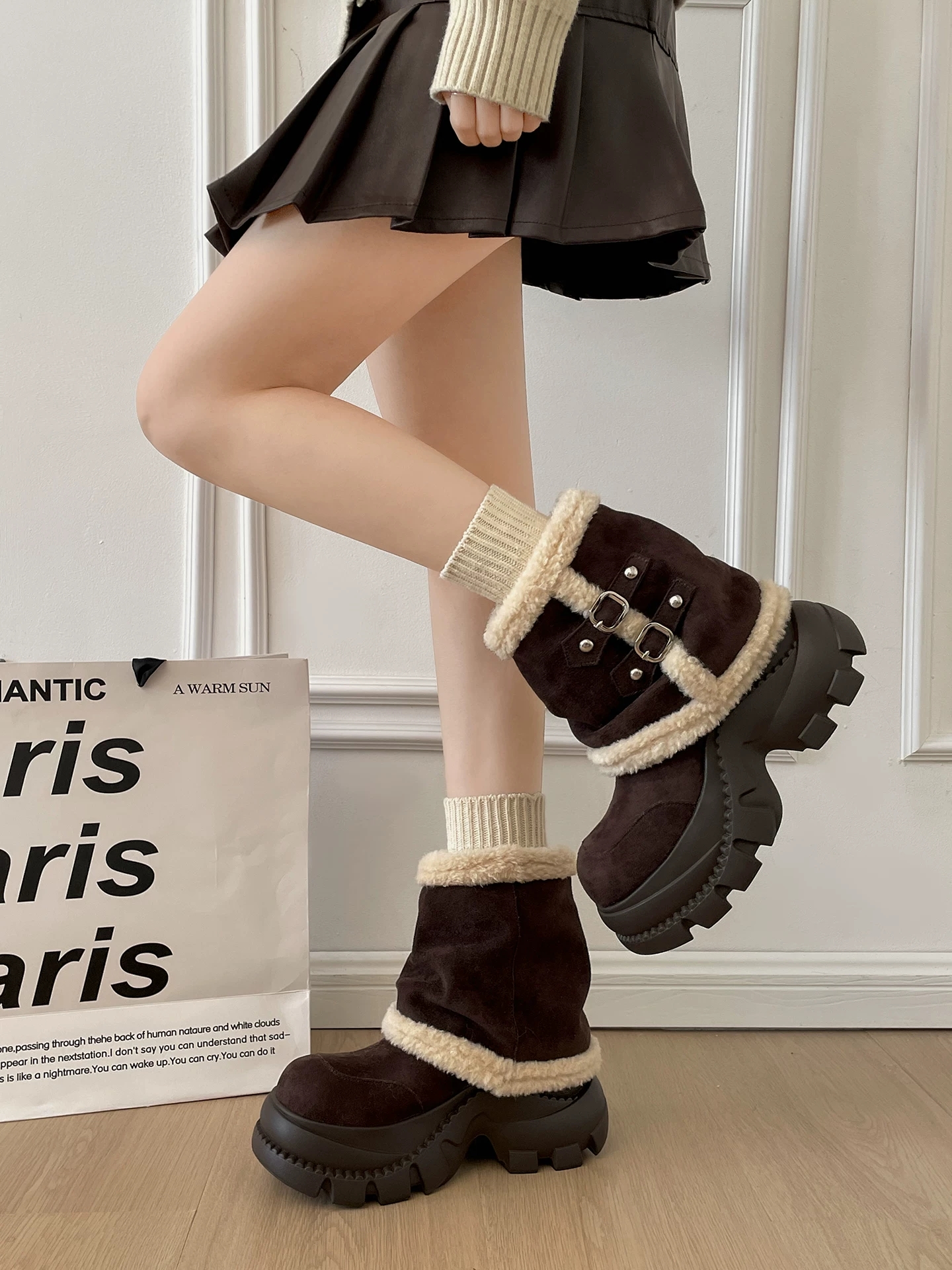 Giày bốt đi tuyết đế dày chống trượt lót lông cừu ấm áp dành cho nữ, trang phục mùa đông mới 2025, giày cotton ấm tăng chiều cao dành cho phụ nữ nhỏ nhắn.