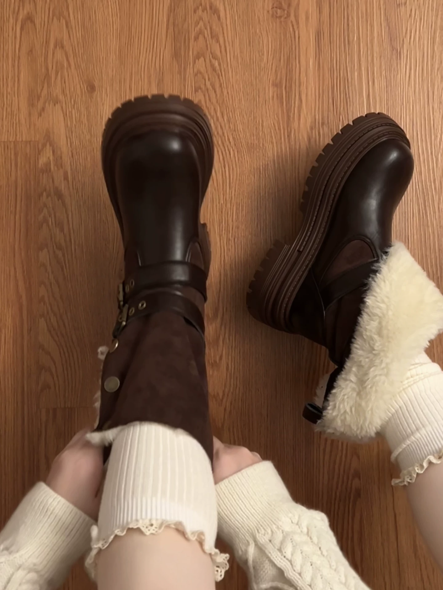 Giày bốt Martin đế dày lót lông phong cách Anh cổ điển màu nâu dành cho nữ, mẫu mới mùa đông 2025, giữ ấm và dày dặn, kiểu ngắn đi tuyết.